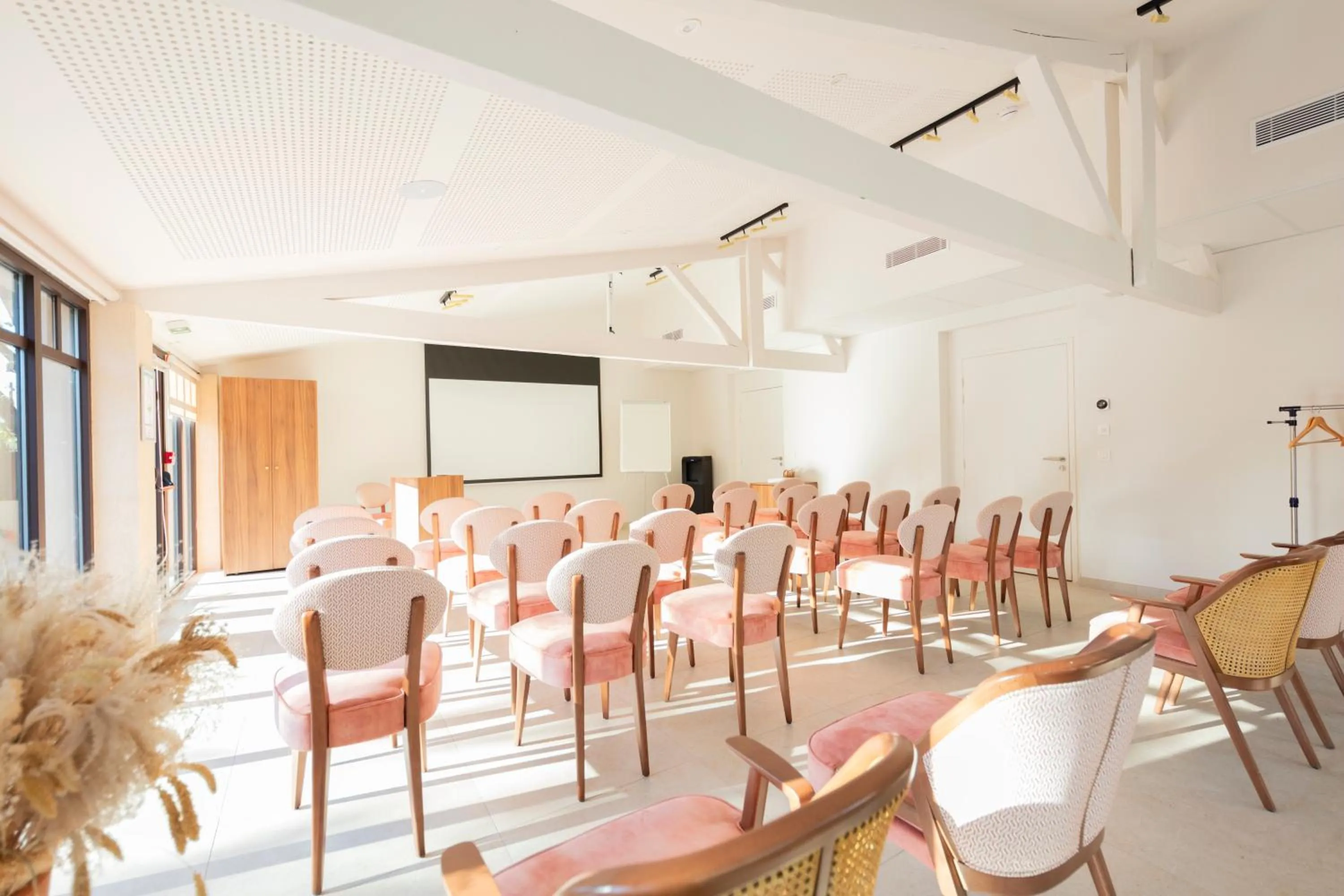 Meeting/conference room in Hôtel et Restaurant La Bastide Bourrelly - Mathias Dandine