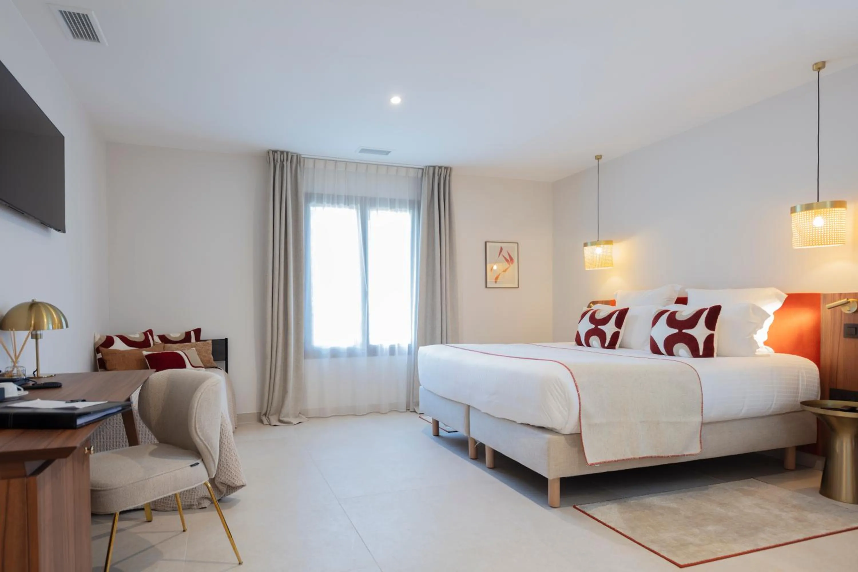 Photo of the whole room, Bed in Hôtel et Restaurant La Bastide Bourrelly - Mathias Dandine