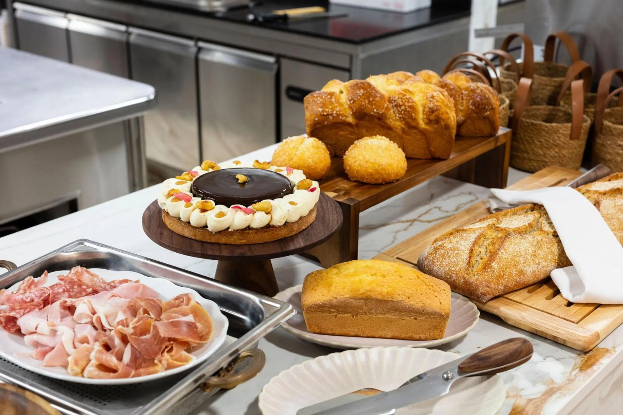 Breakfast in Hôtel et Restaurant La Bastide Bourrelly - Mathias Dandine
