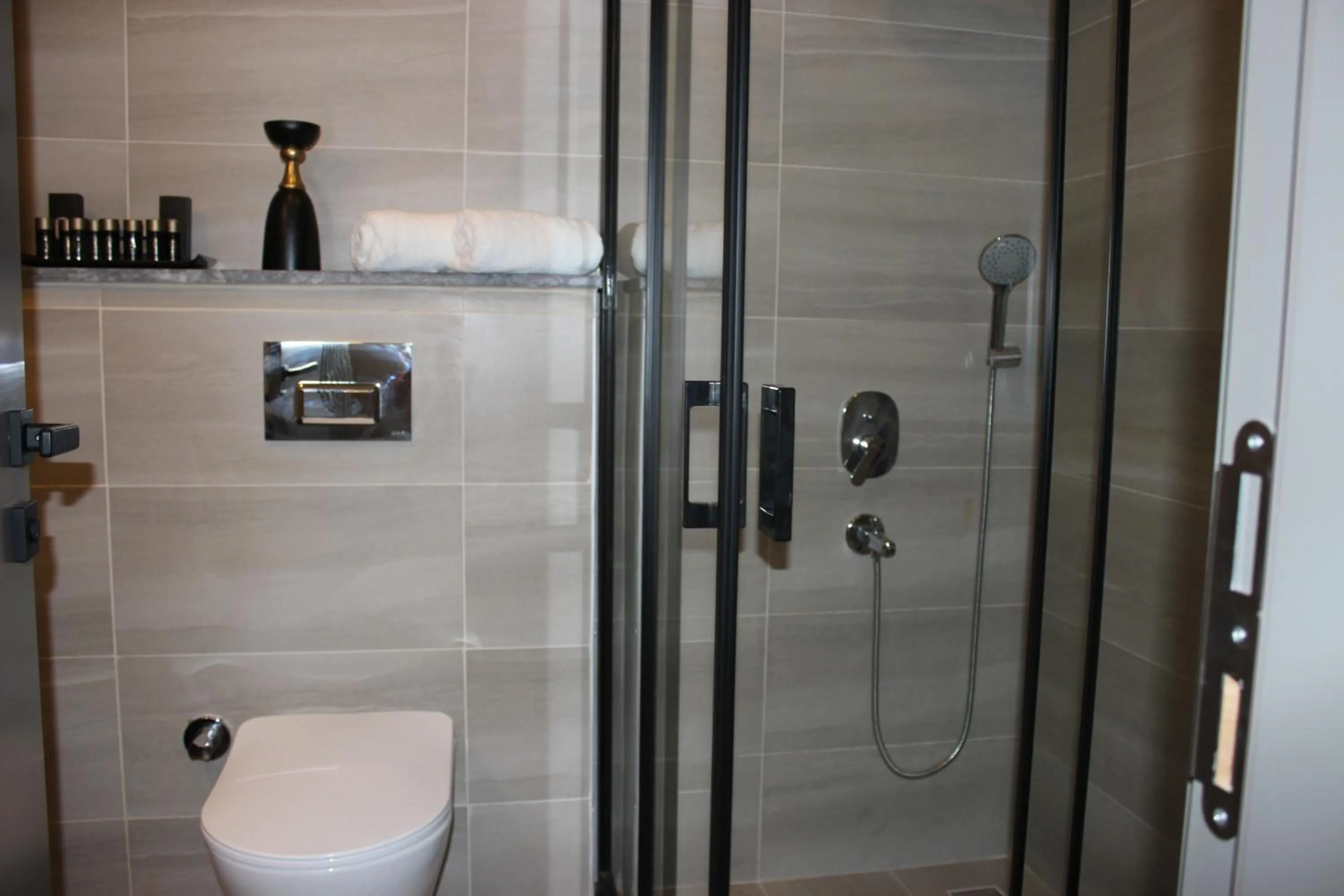 Shower in Monalisa Hotels KUŞADASI