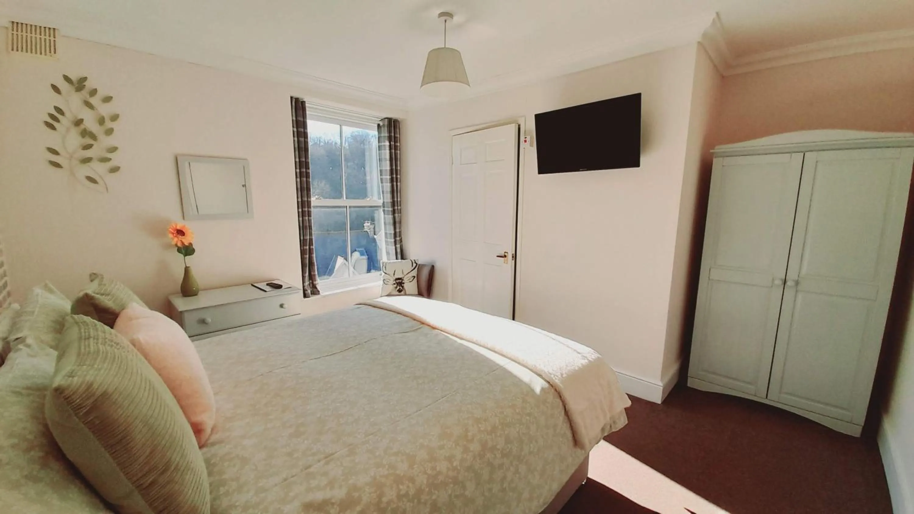 Bedroom, Bed in Saffron House