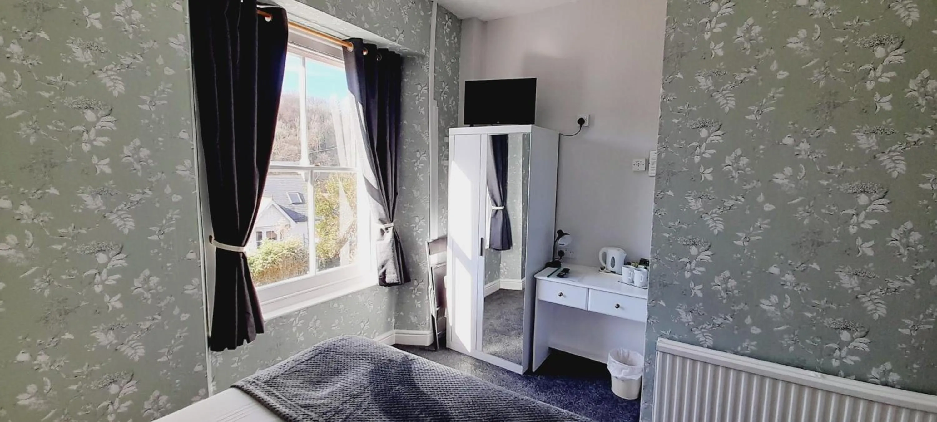 Photo of the whole room, Bed in Saffron House