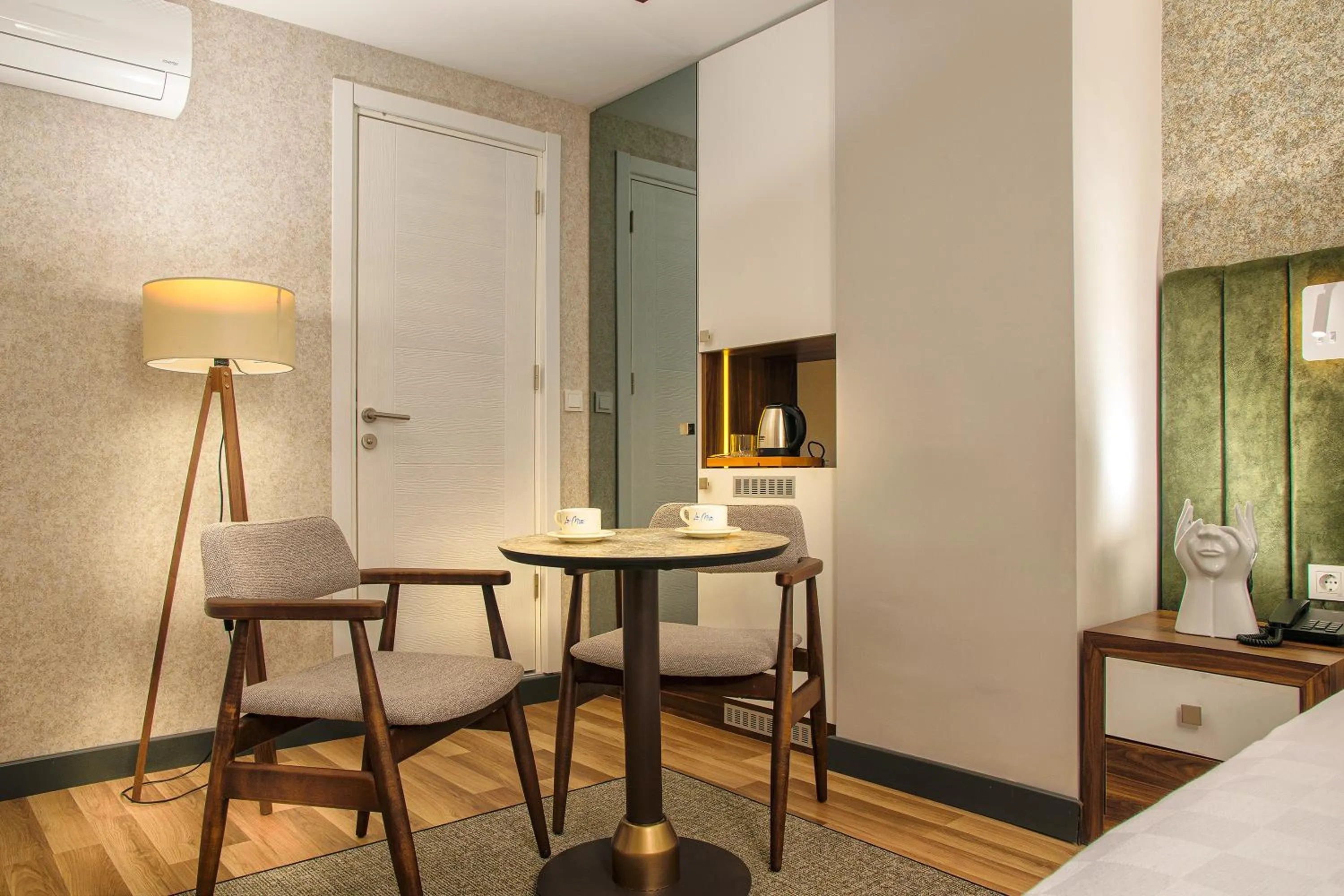 Seating area, Bed in La Mia Suites