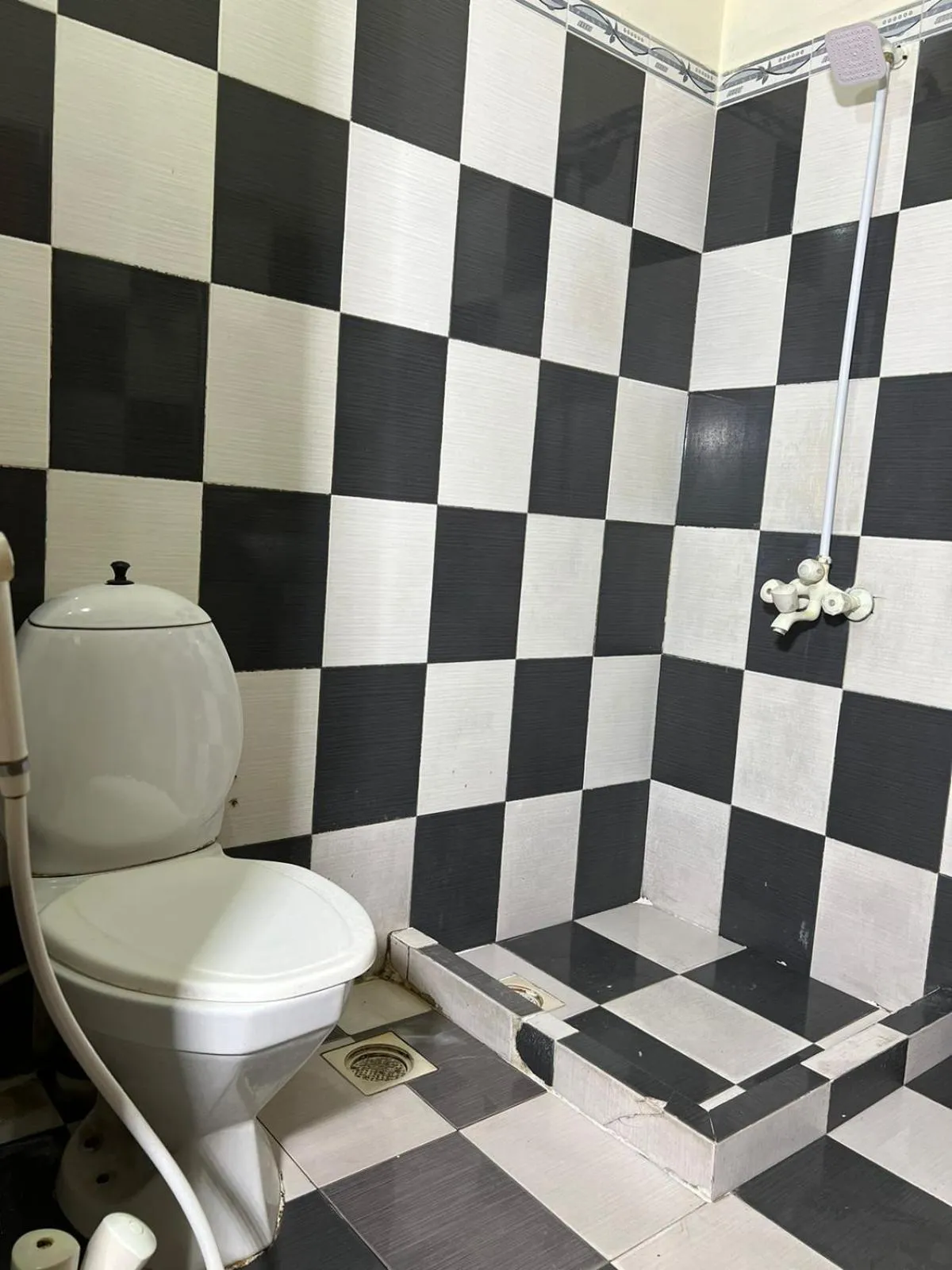 Shower in Hotel Tourist Inn Lahore