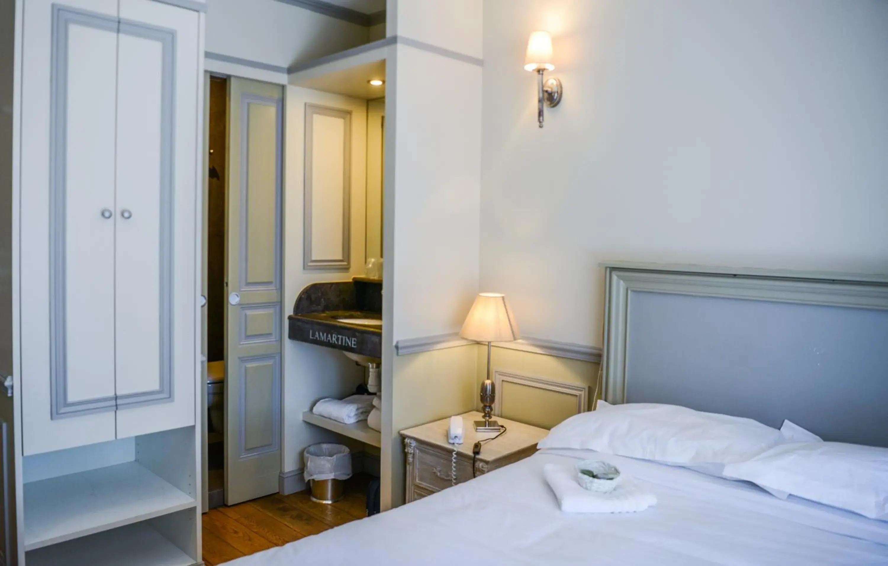 Small Double Room in Hôtel Villa-Lamartine Small Double Room in Hôtel Villa-Lamartine