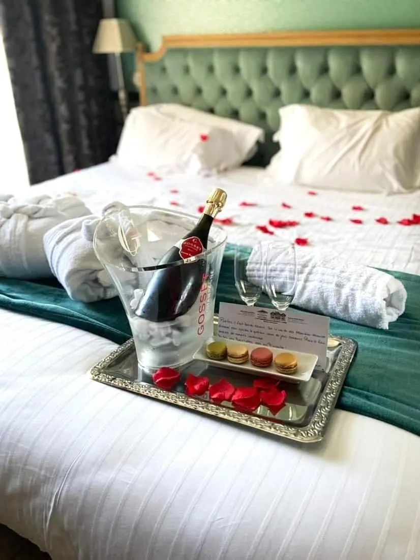 Alcoholic drinks, Bed in Hôtel Villa-Lamartine