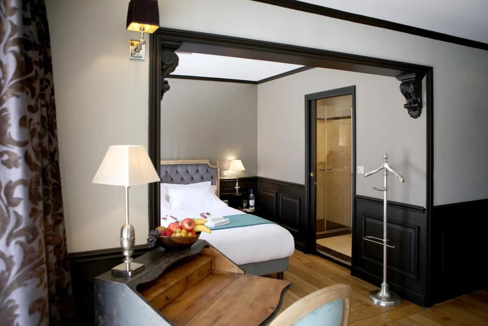 Photo of the whole room, Bed in Hôtel Villa-Lamartine