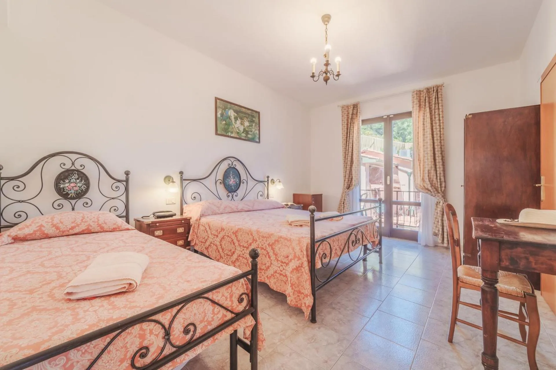 Bedroom, Bed in Hotel Lo Scirocco