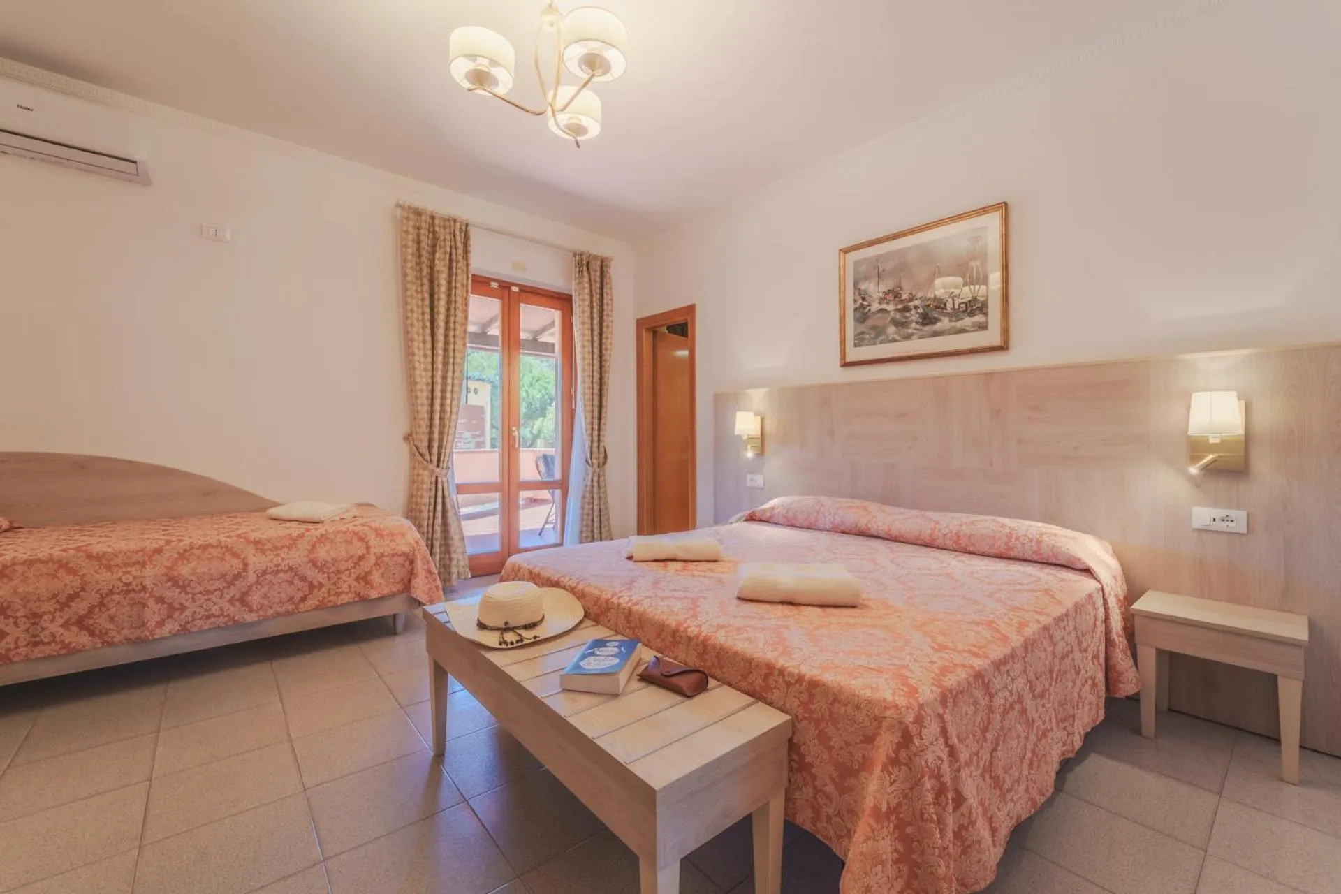 Bedroom, Bed in Hotel Lo Scirocco