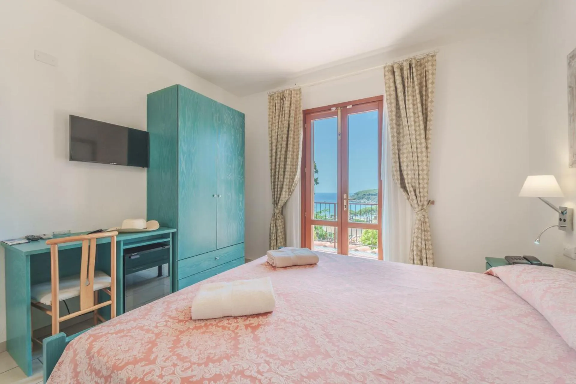 View (from property/room), Bed in Hotel Lo Scirocco