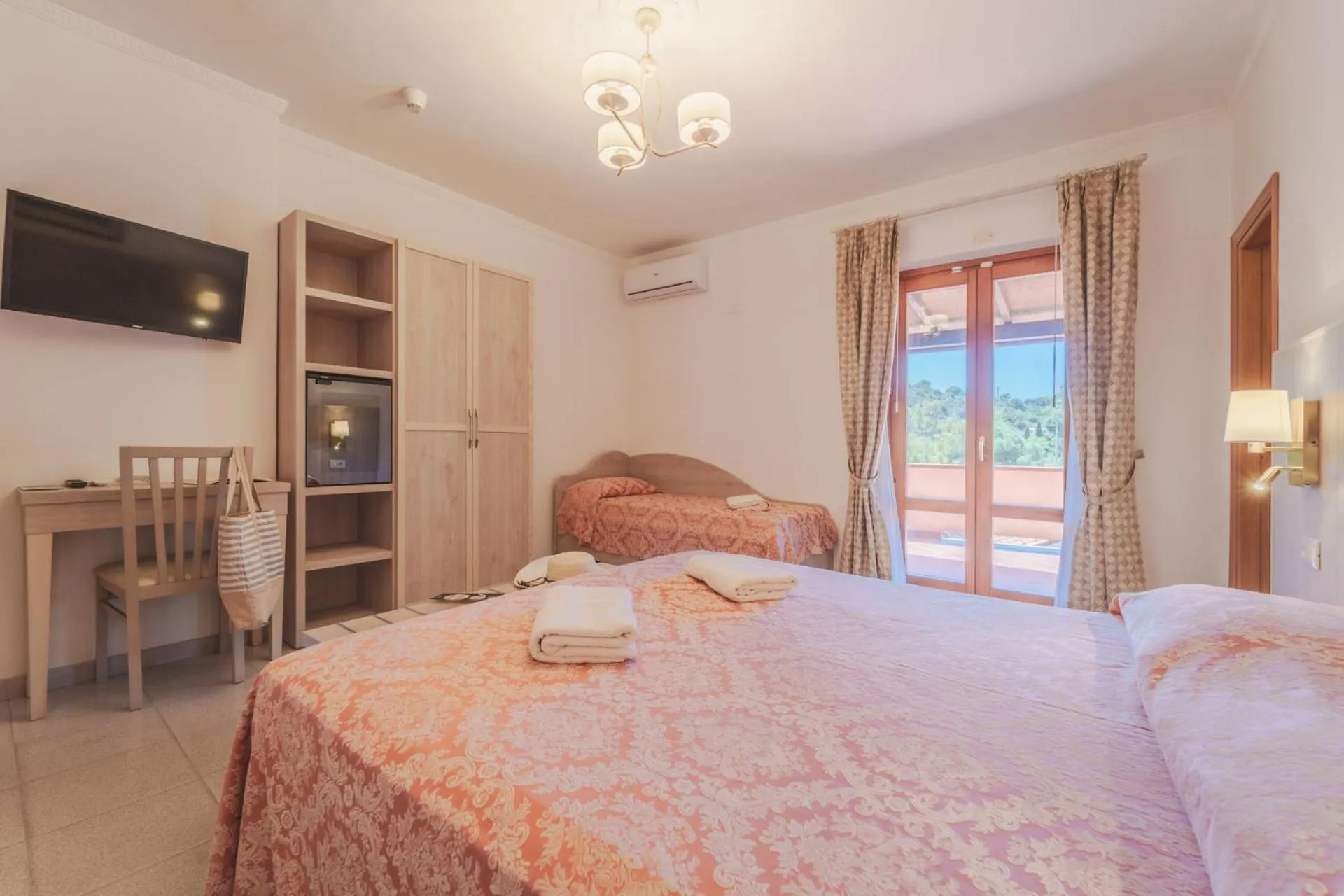 Bedroom, Bed in Hotel Lo Scirocco