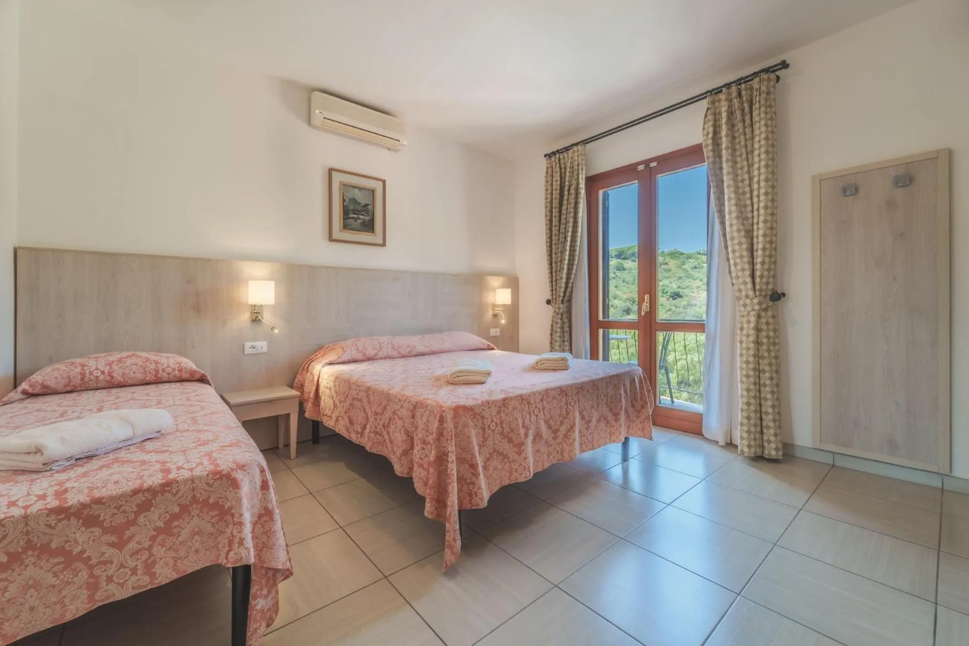 Bedroom, Bed in Hotel Lo Scirocco