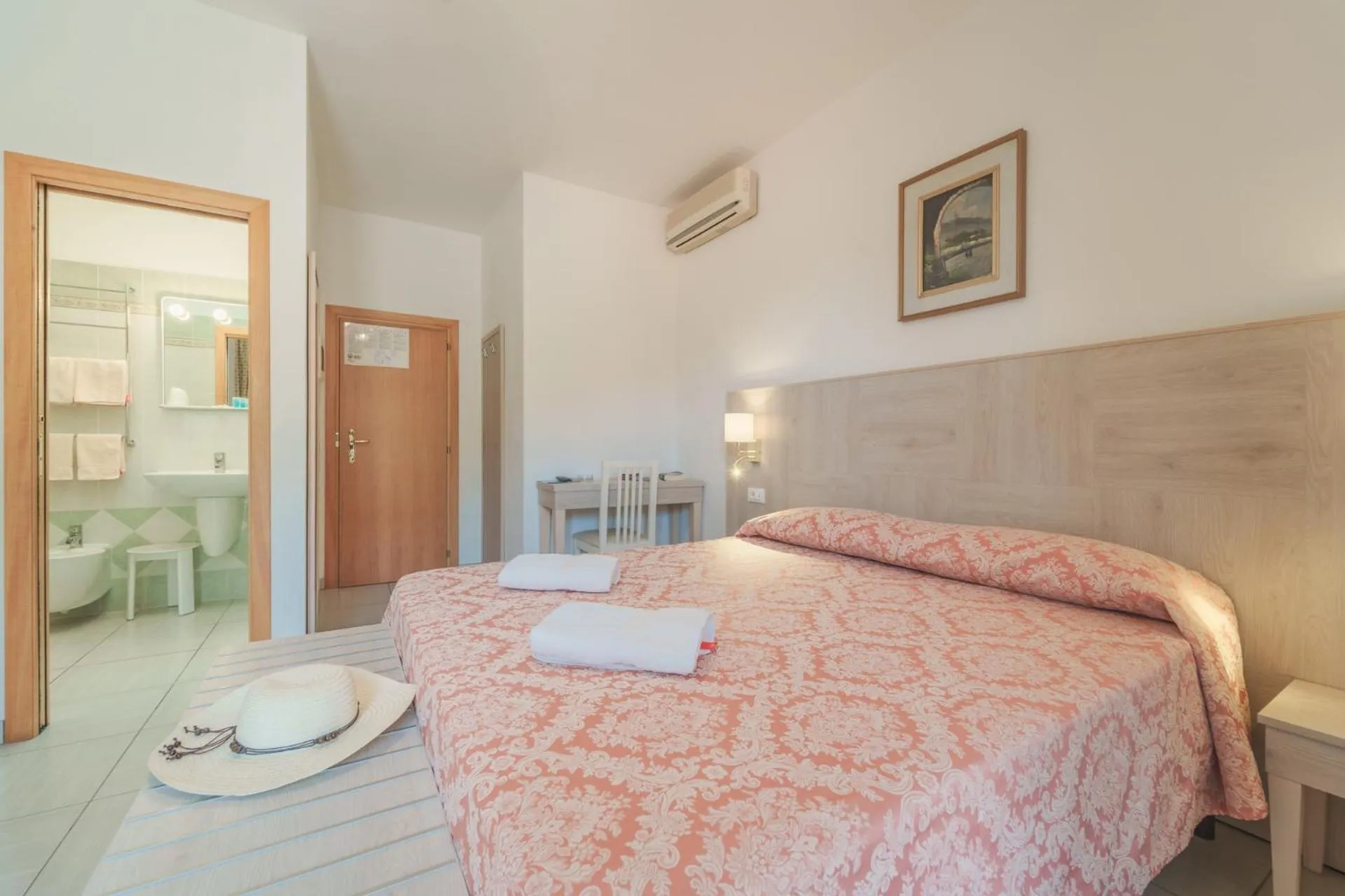 Bedroom, Bed in Hotel Lo Scirocco