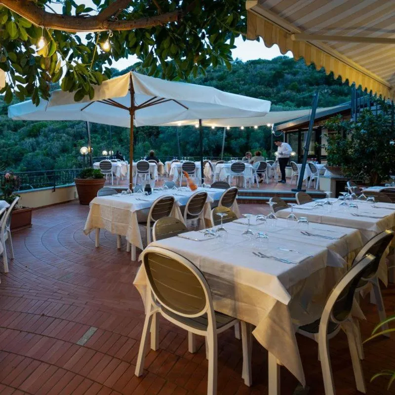 Restaurant/places to eat in Hotel Lo Scirocco