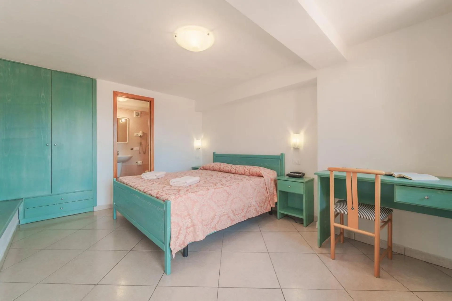 Bedroom, Bed in Hotel Lo Scirocco