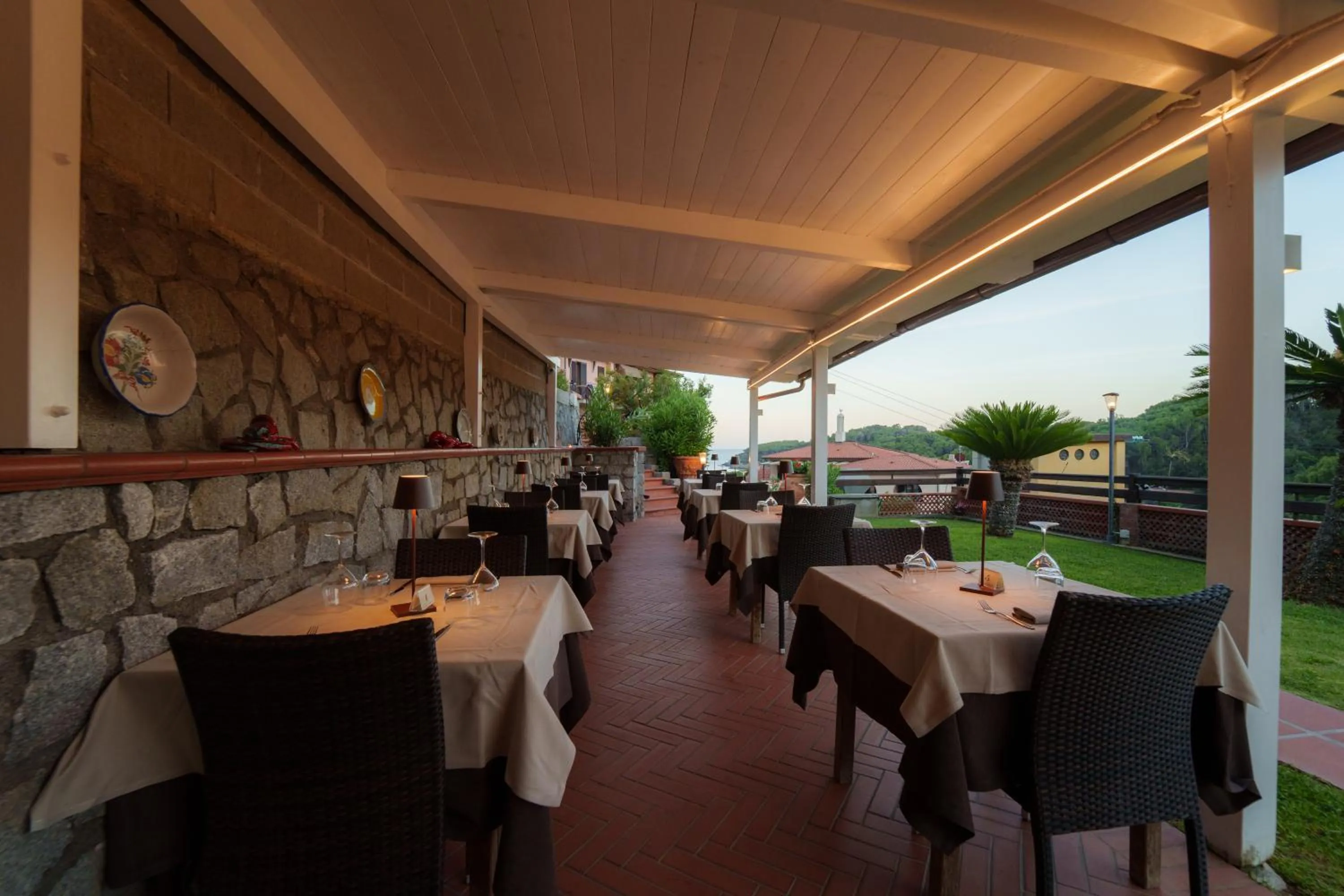 Restaurant/places to eat in Hotel Lo Scirocco