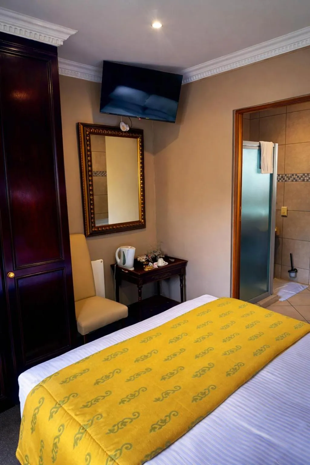 TV and multimedia, Bed in Aanmani Rose Guesthouse