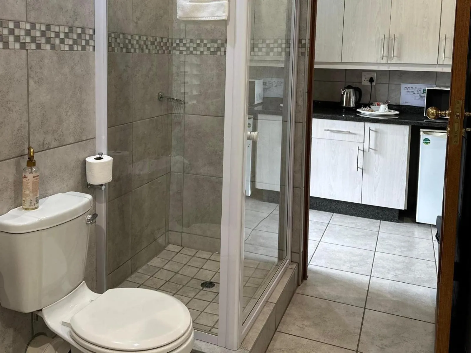 Shower in Aanmani Rose Guesthouse