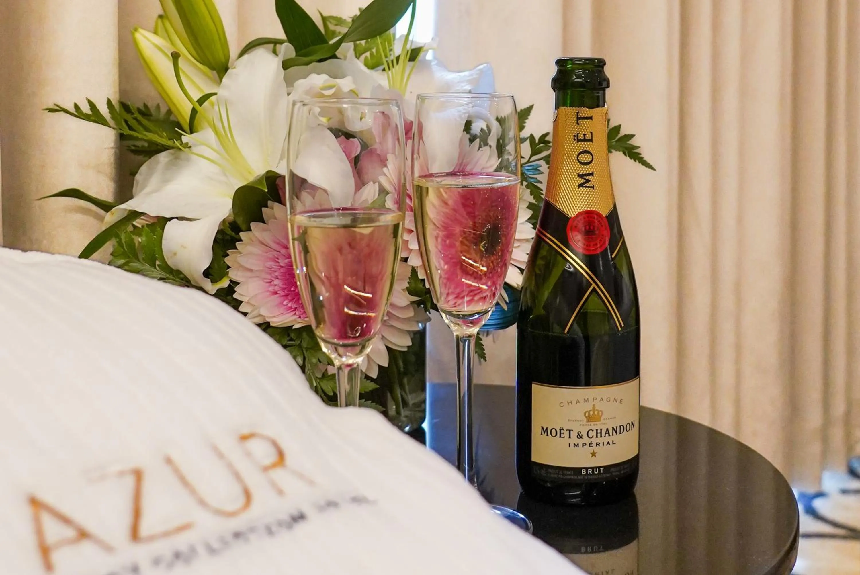 Drinks in AZUR Legacy Collection Hotel