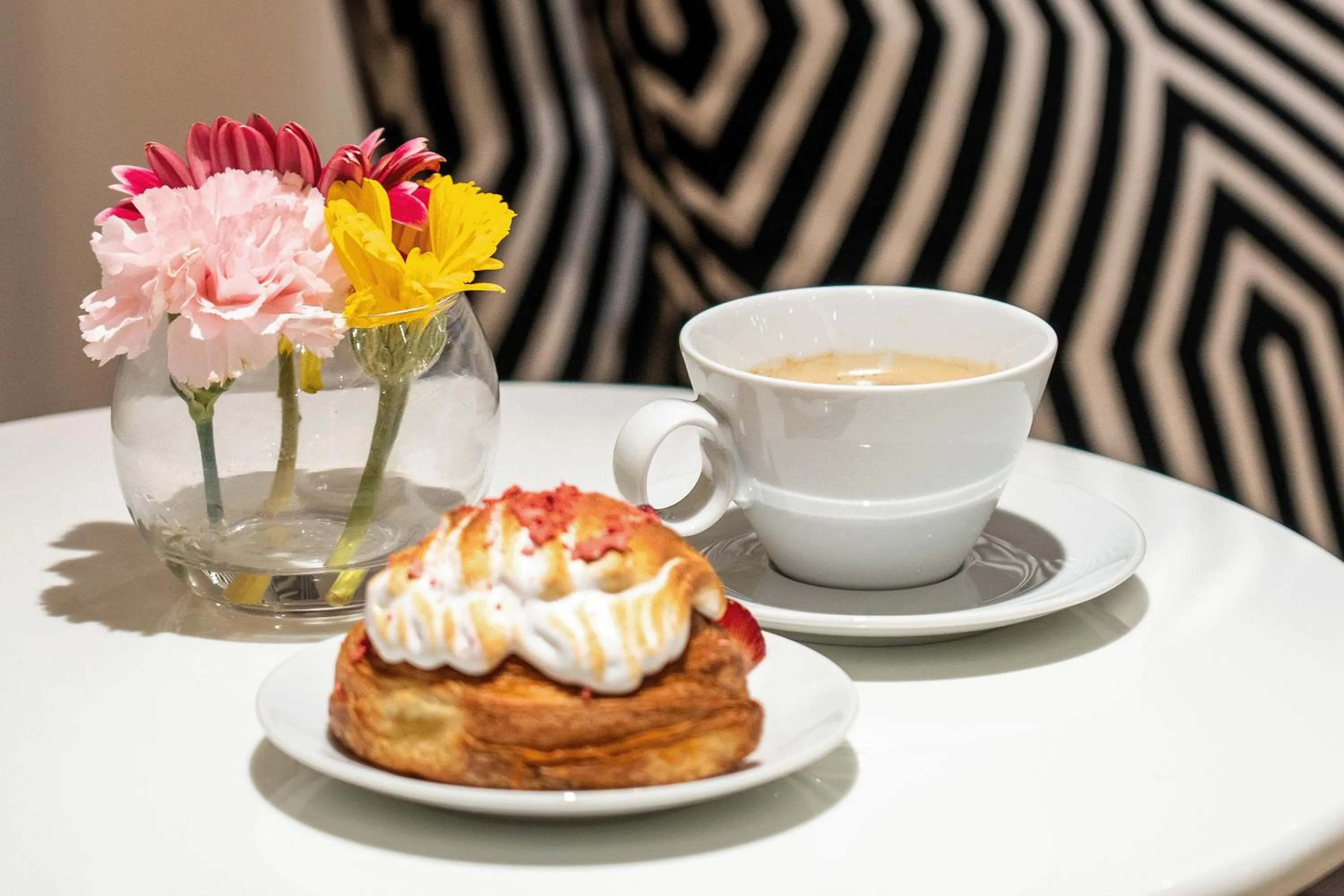 Food and drinks in AZUR Legacy Collection Hotel