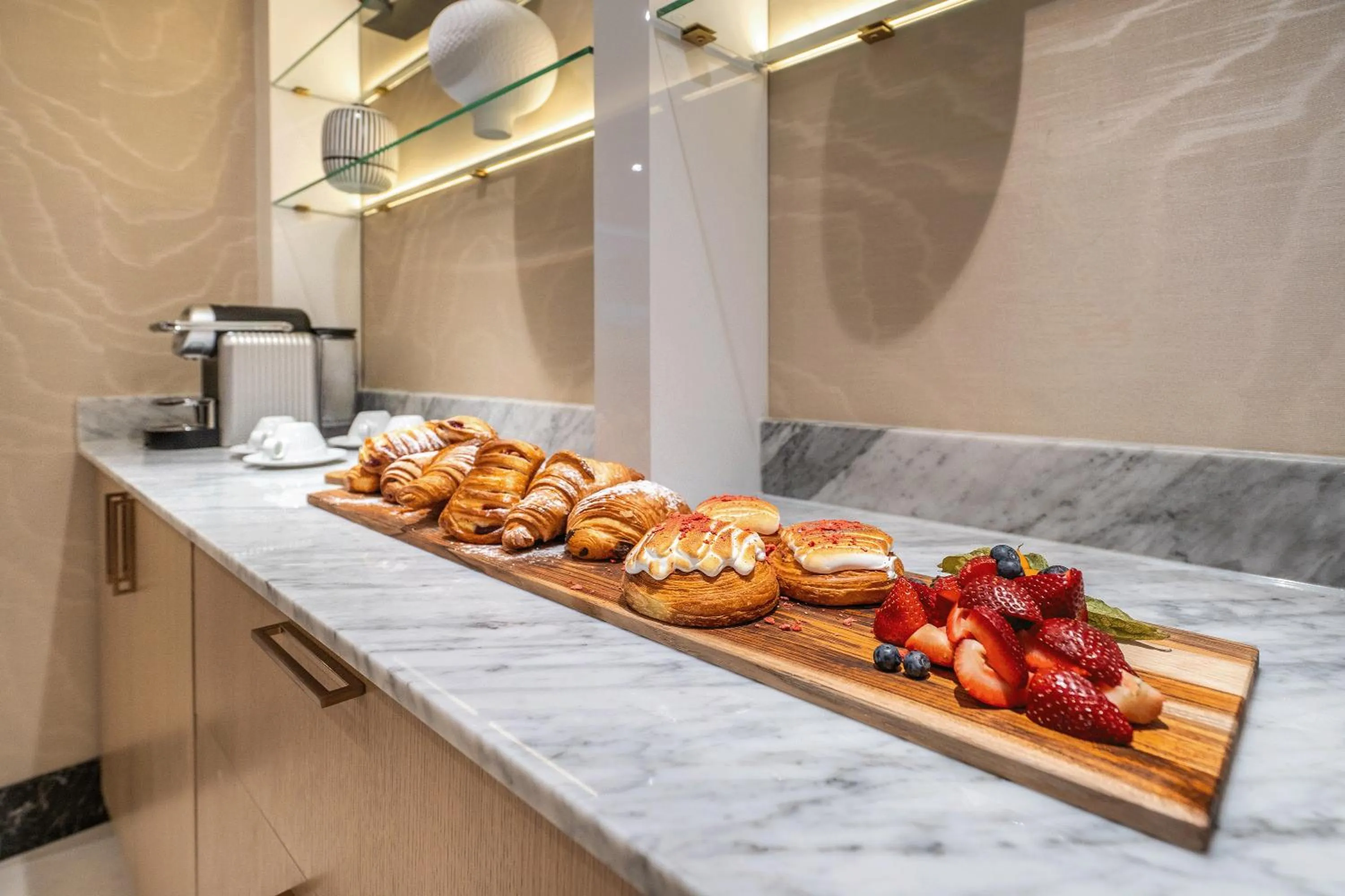 Food and drinks in AZUR Legacy Collection Hotel