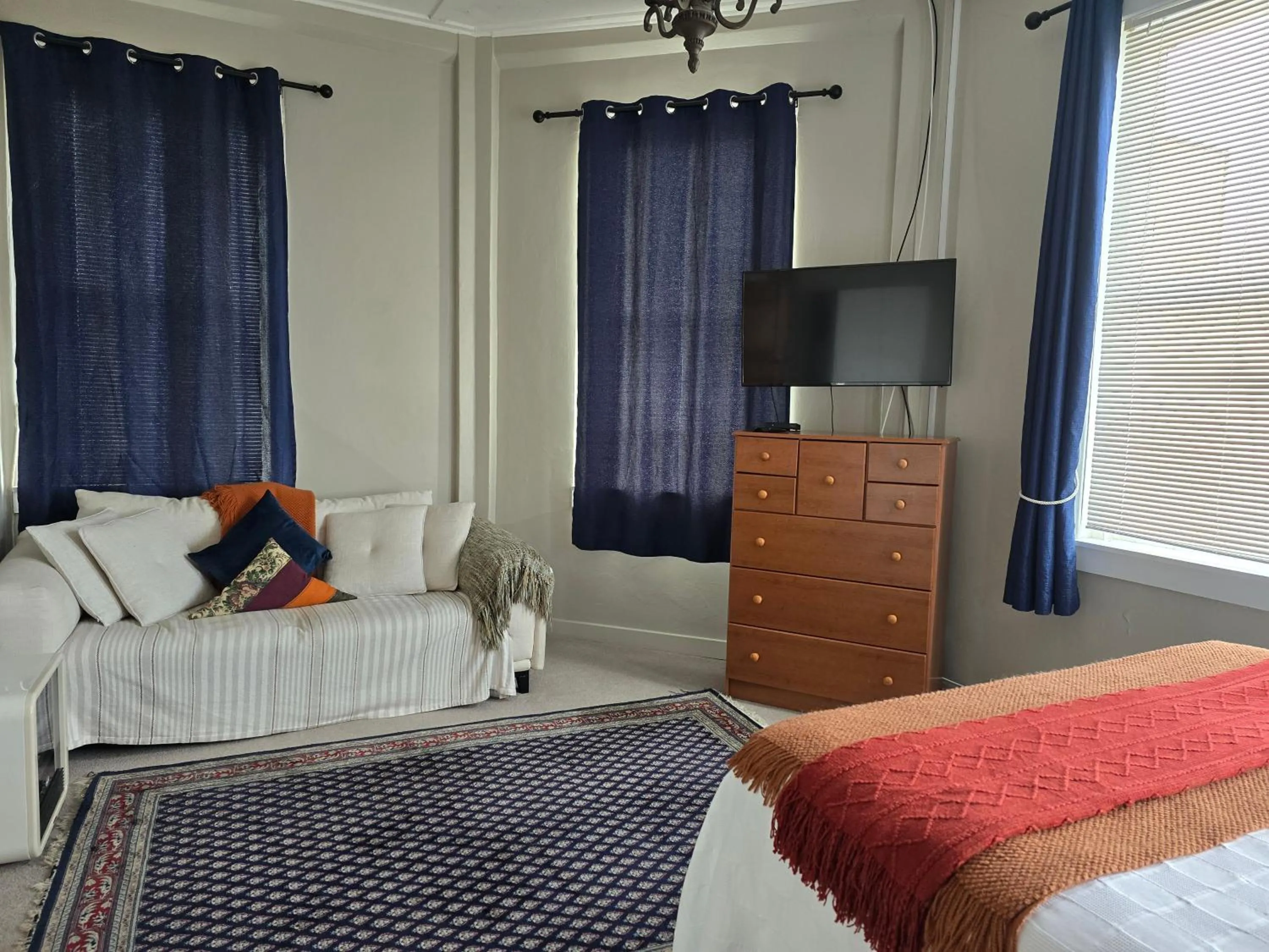 Seating area, Bed in Royal Accommodation