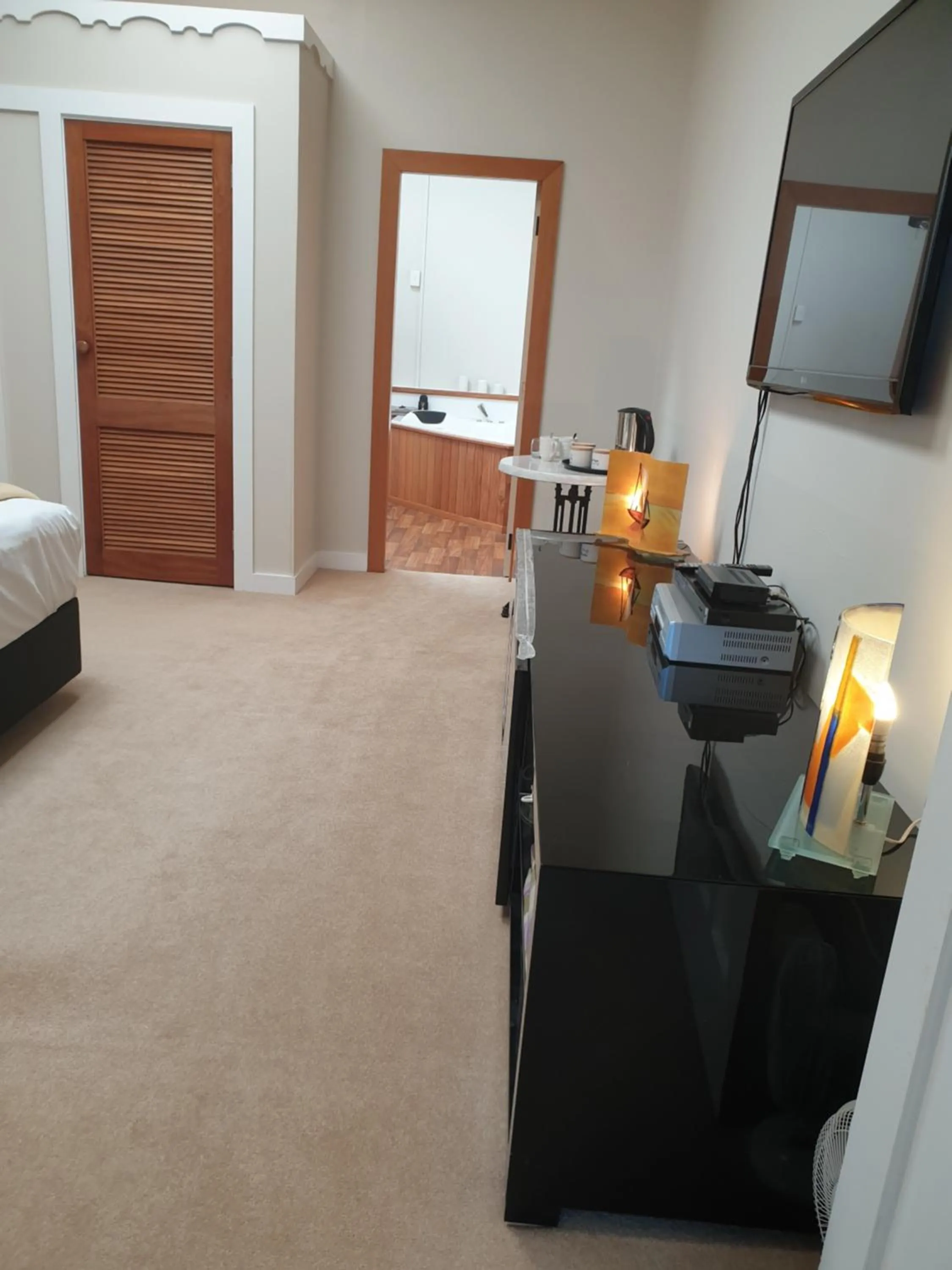 Photo of the whole room, Bed in Royal Accommodation