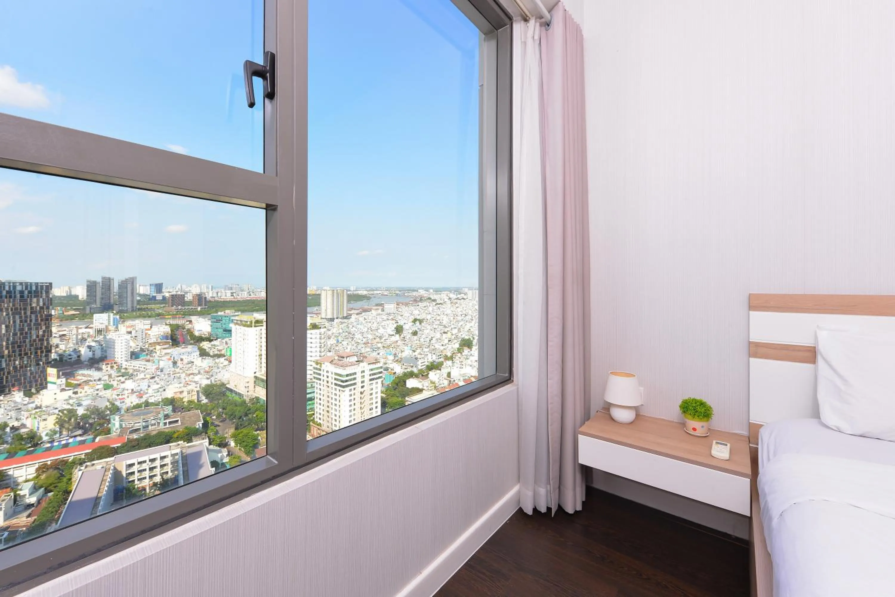 Bed in YO's Homes Rivergate Apartment Infinity Pool Near District 1