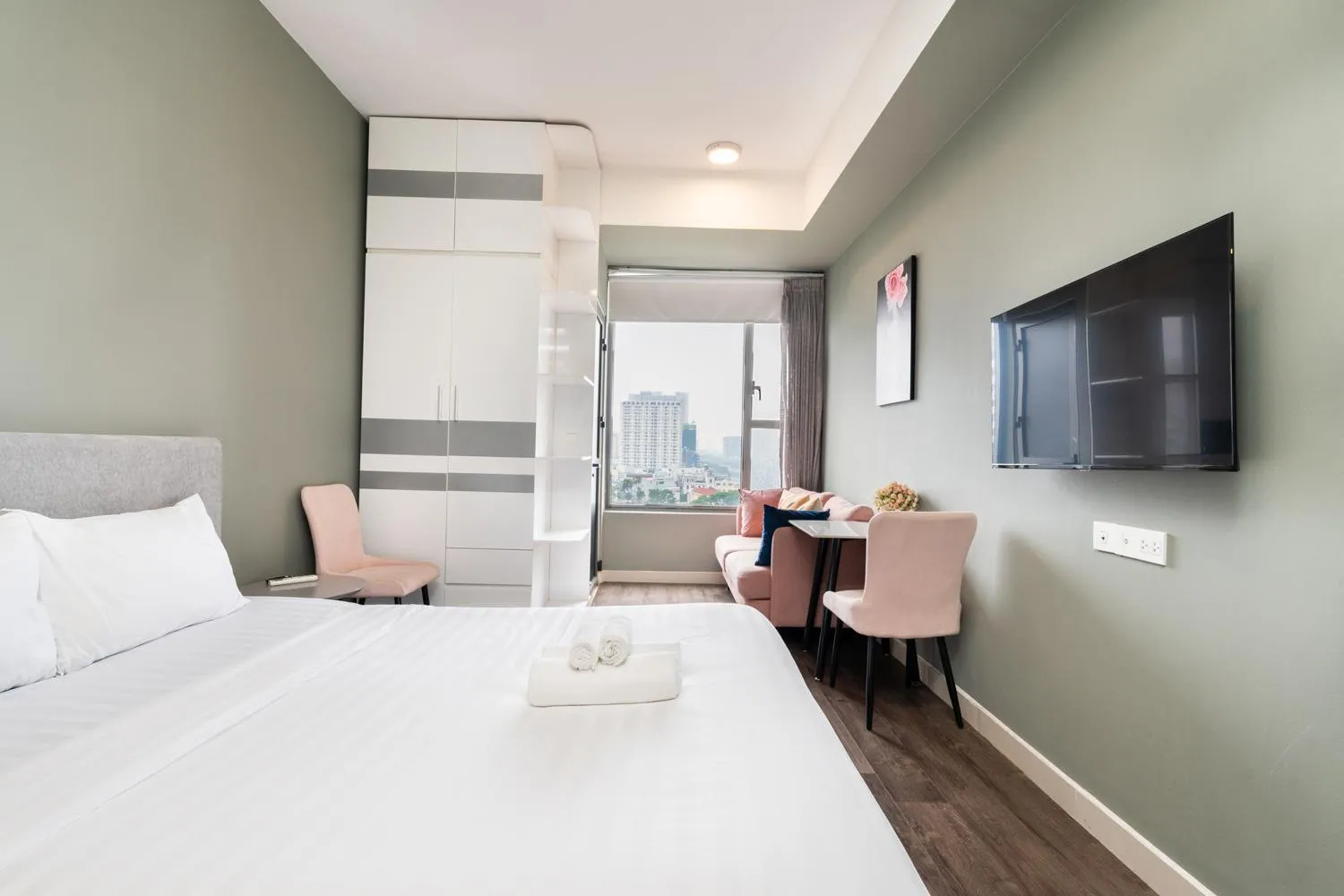 Bed in YO's Homes Rivergate Apartment Infinity Pool Near District 1