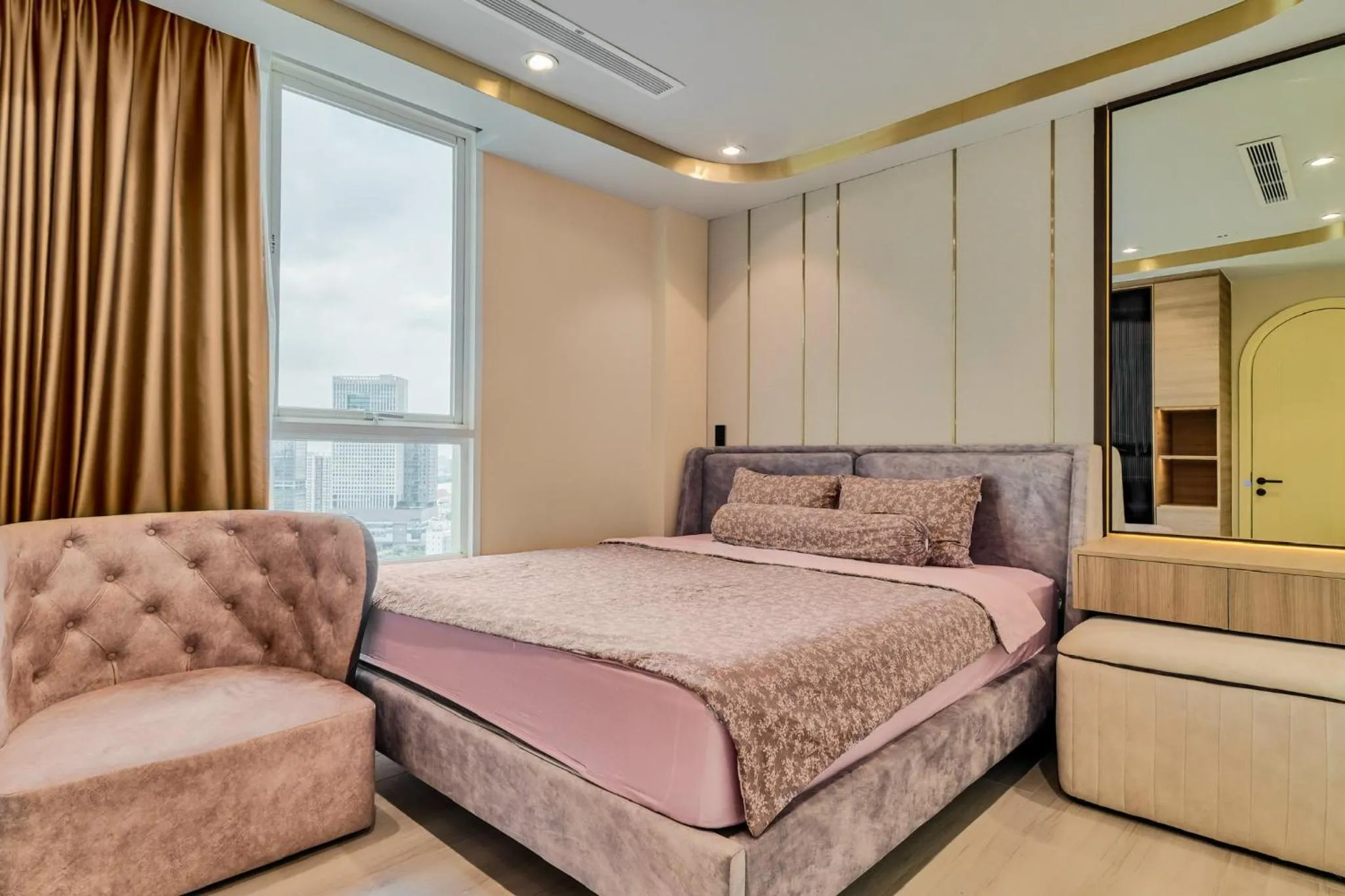 Bed in YO's Homes Rivergate Apartment Infinity Pool Near District 1