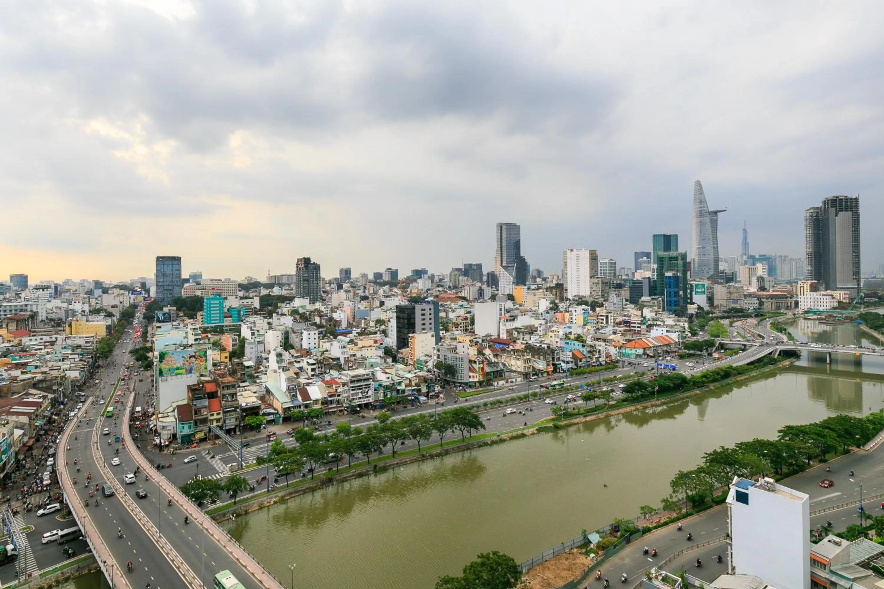 YO's Homes Rivergate Apartment Infinity Pool Near District 1