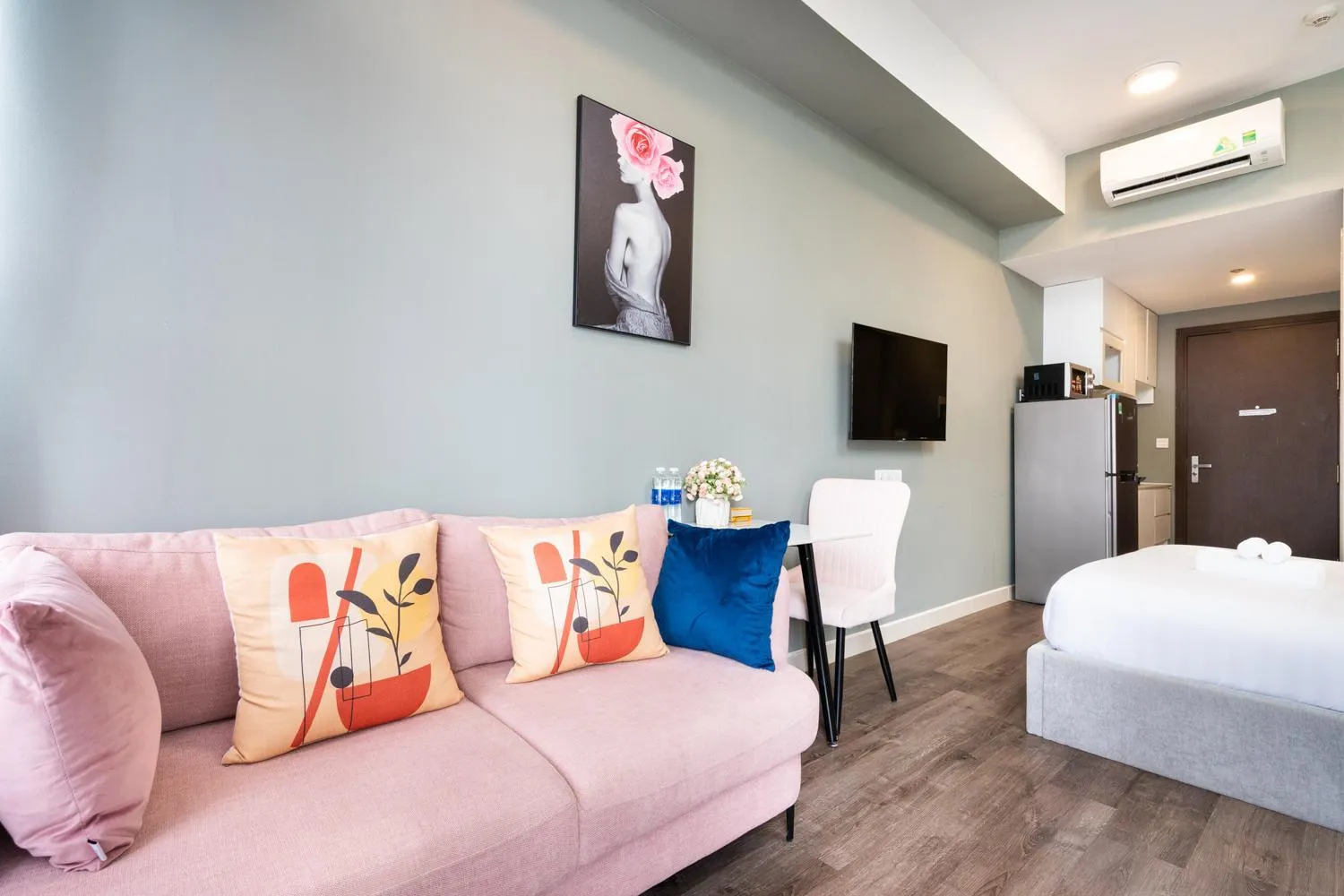 Bed in YO's Homes Rivergate Apartment Infinity Pool Near District 1