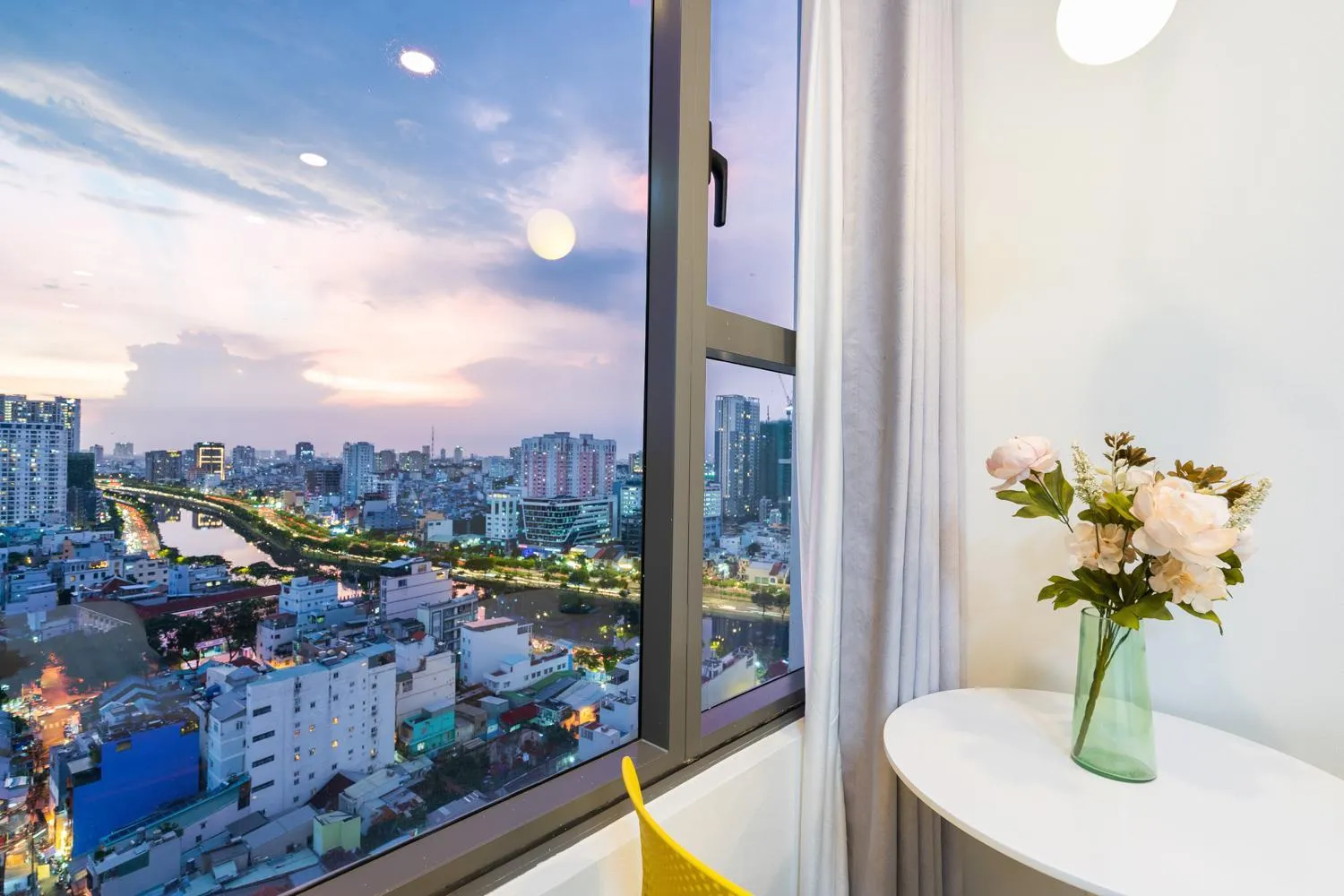 YO's Homes Rivergate Apartment Infinity Pool Near District 1