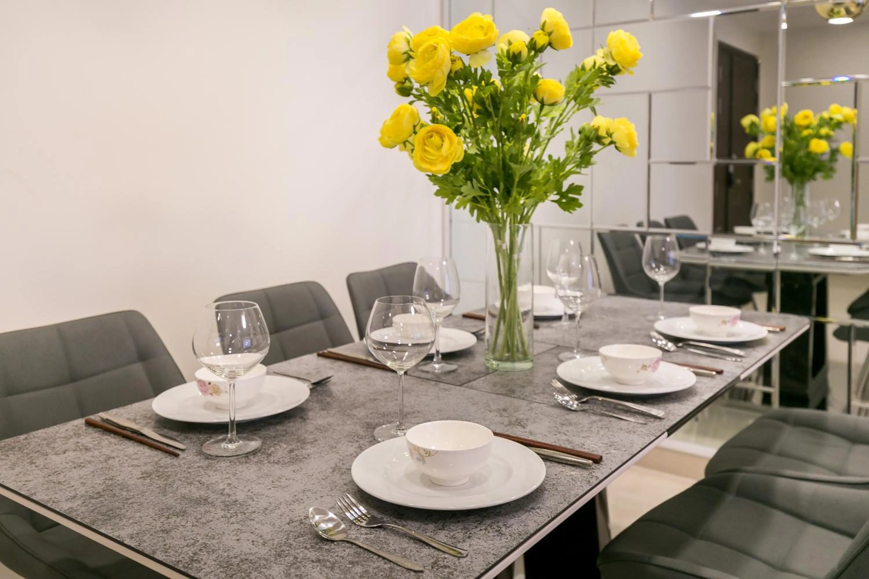 YO's Homes Rivergate Apartment Infinity Pool Near District 1