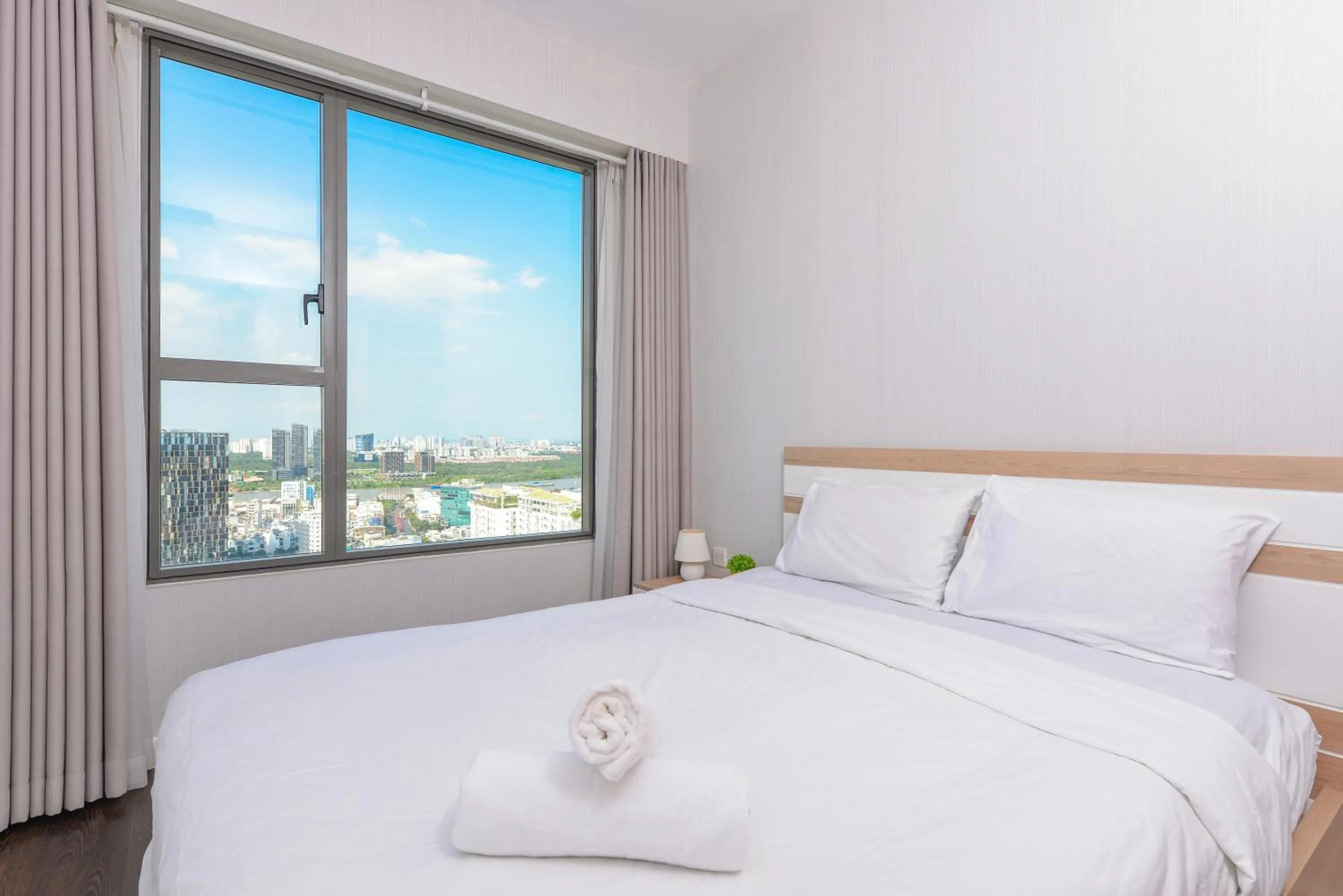 Bed in YO's Homes Rivergate Apartment Infinity Pool Near District 1