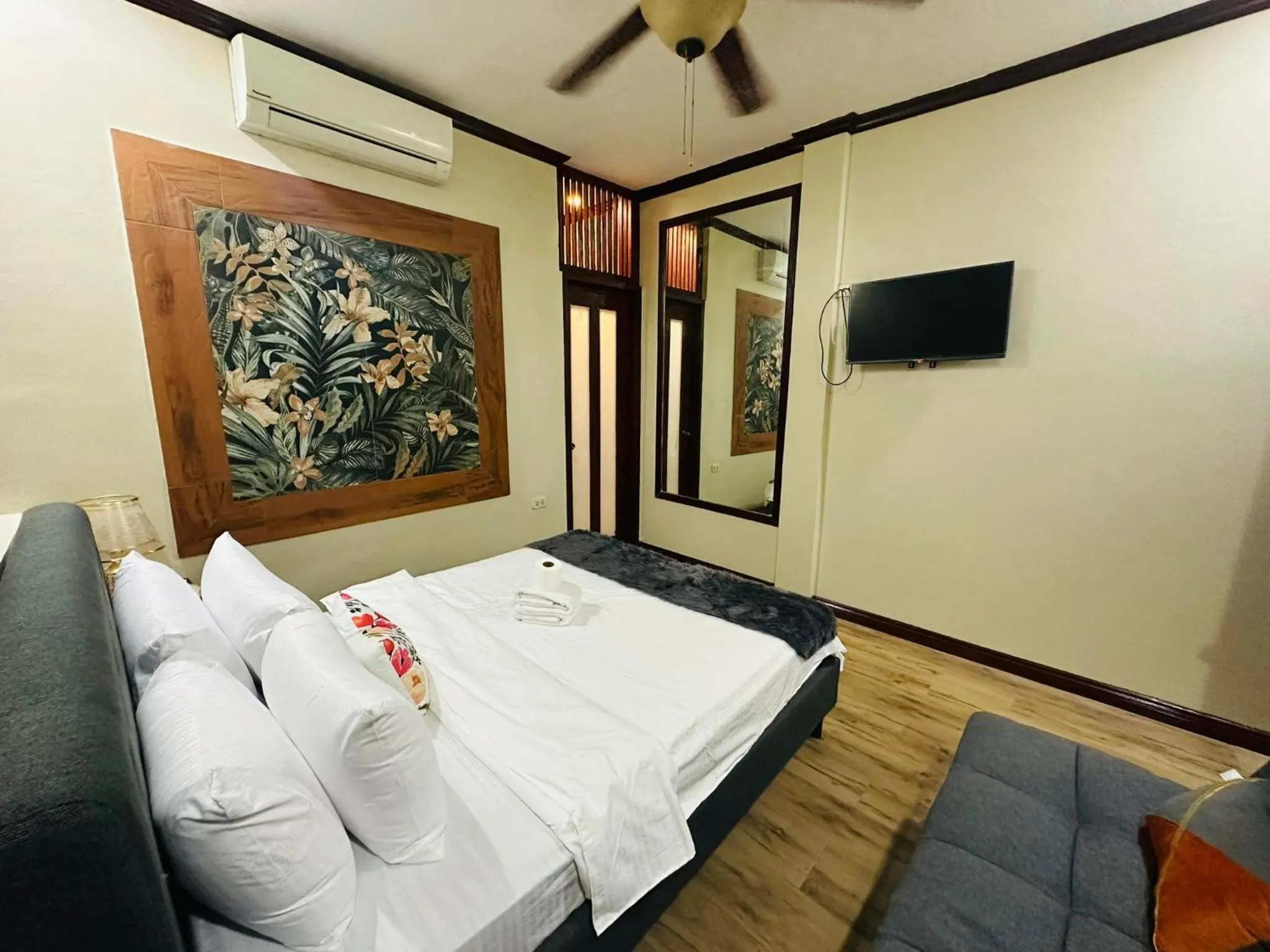 Bedroom, Bed in birdwatchers beachfront hotel panglao