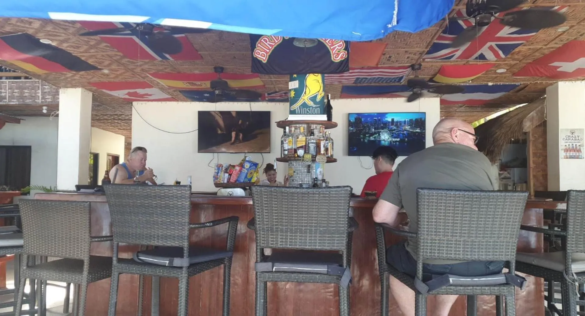 Restaurant/places to eat in birdwatchers beachfront hotel panglao