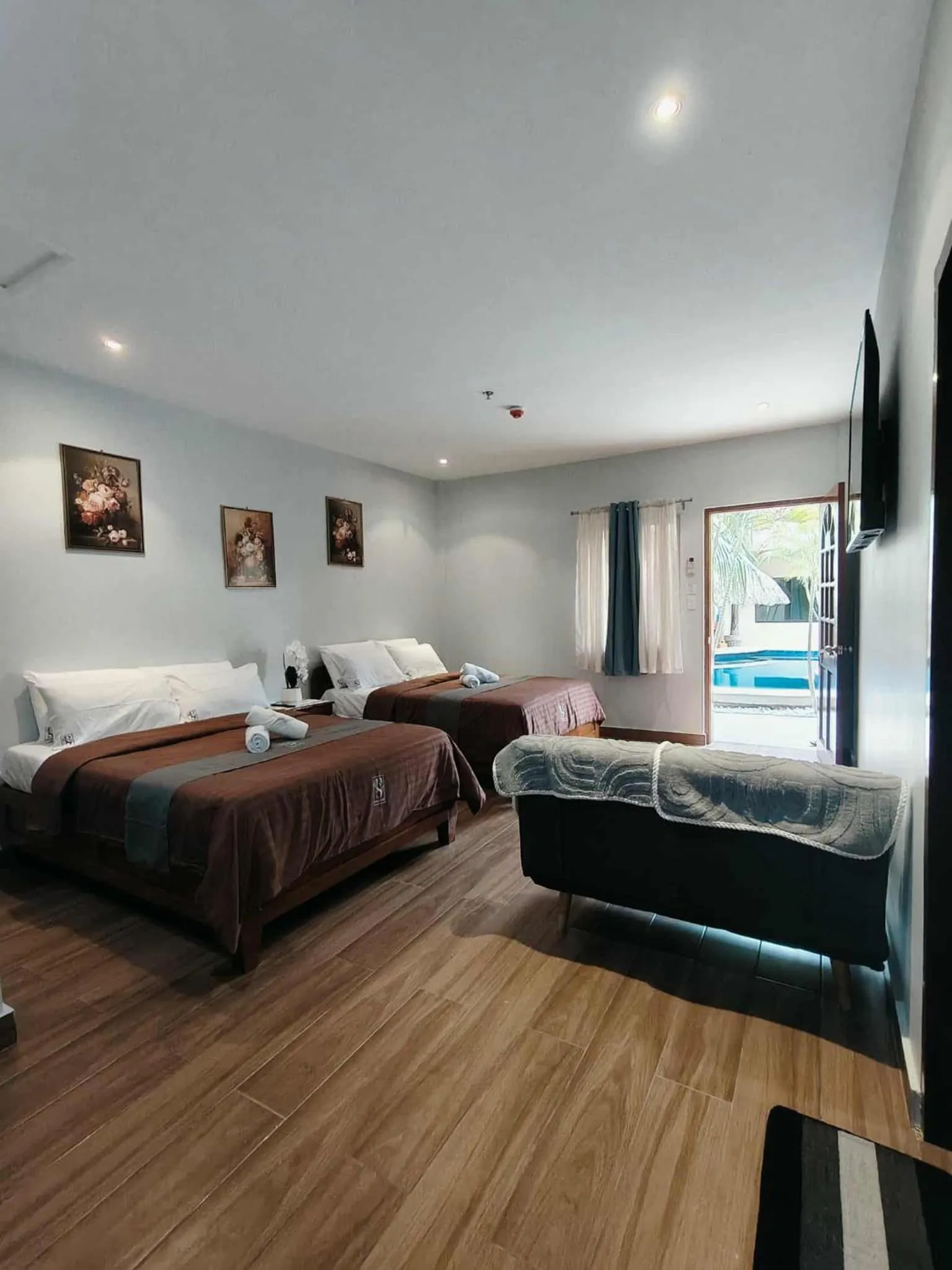 Bed in birdwatchers beachfront hotel panglao