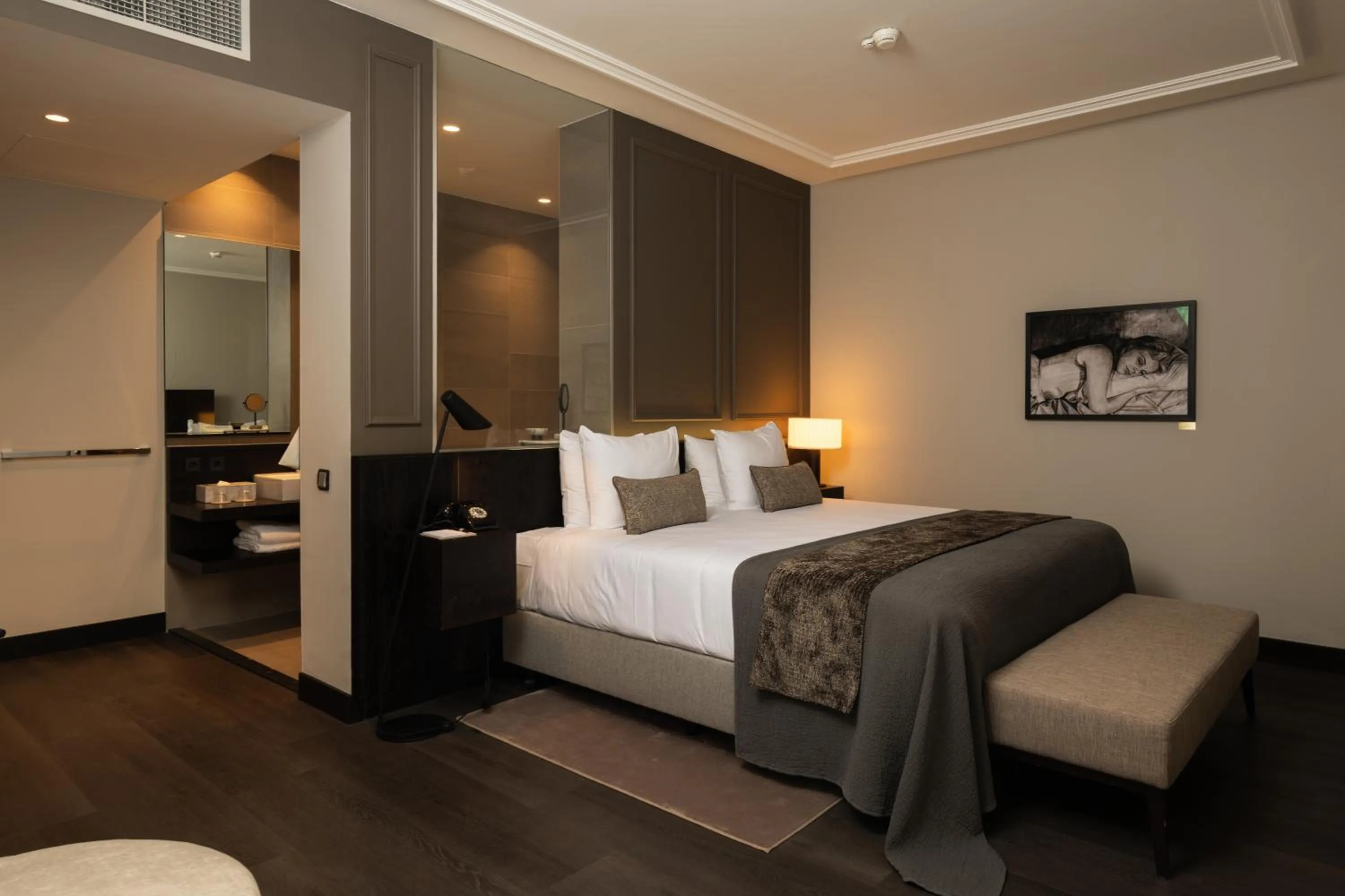 Bathroom, Bed in Boutique Hotel Beaumont Maastricht