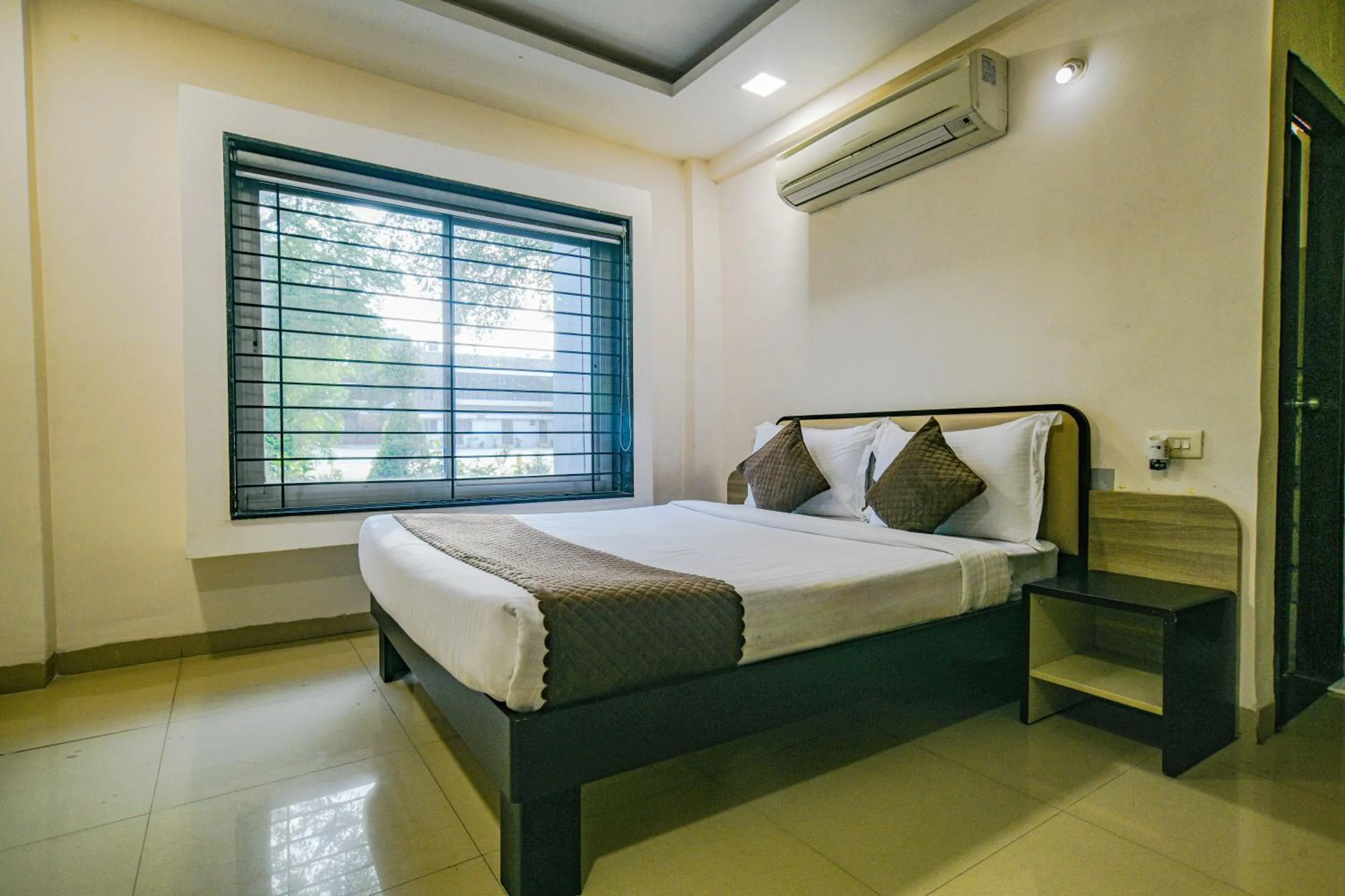 Bed in Hotel Shri Ramkrishna Bagh Palace by M Square