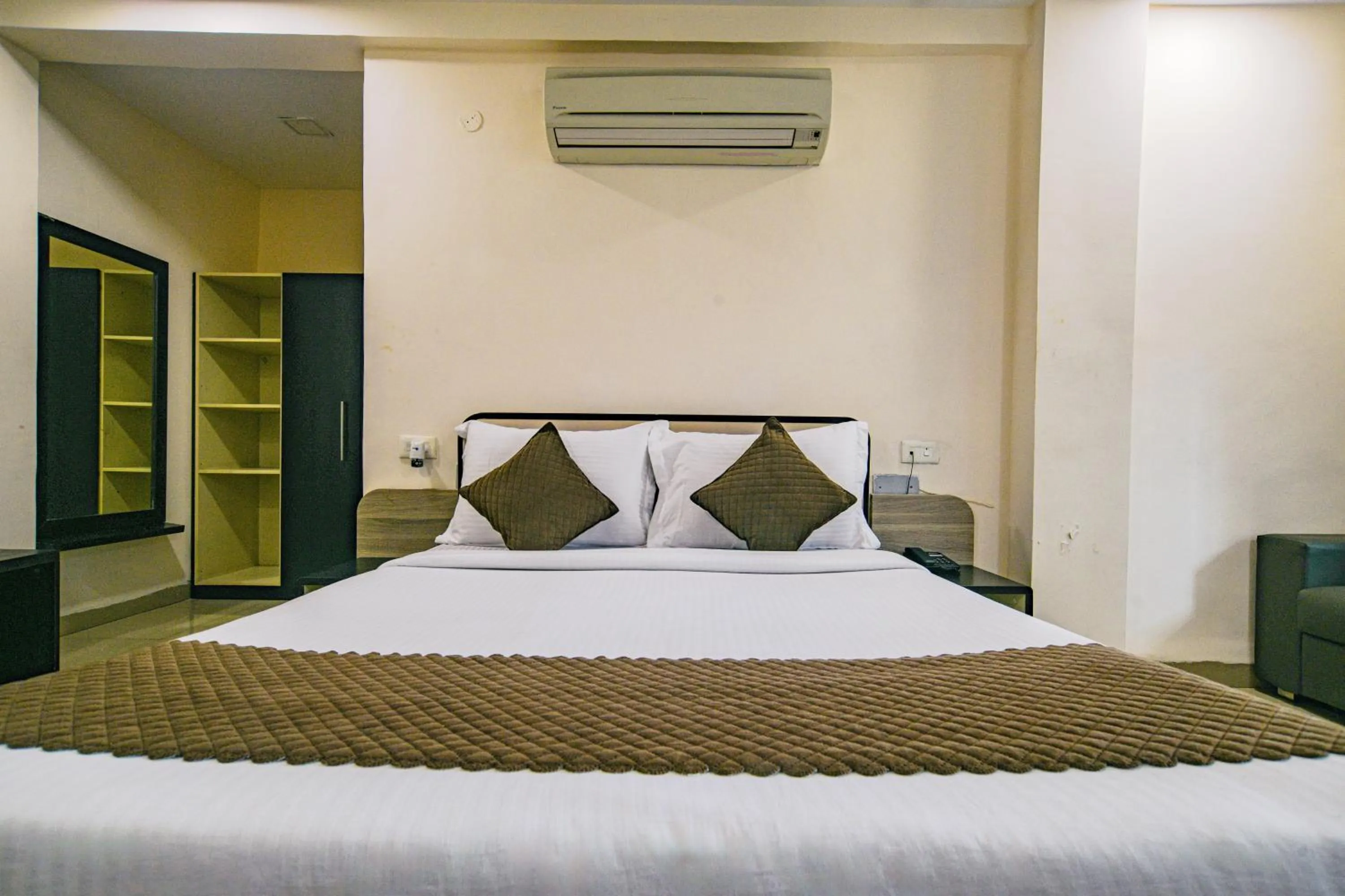 Bed in Hotel Shri Ramkrishna Bagh Palace by M Square