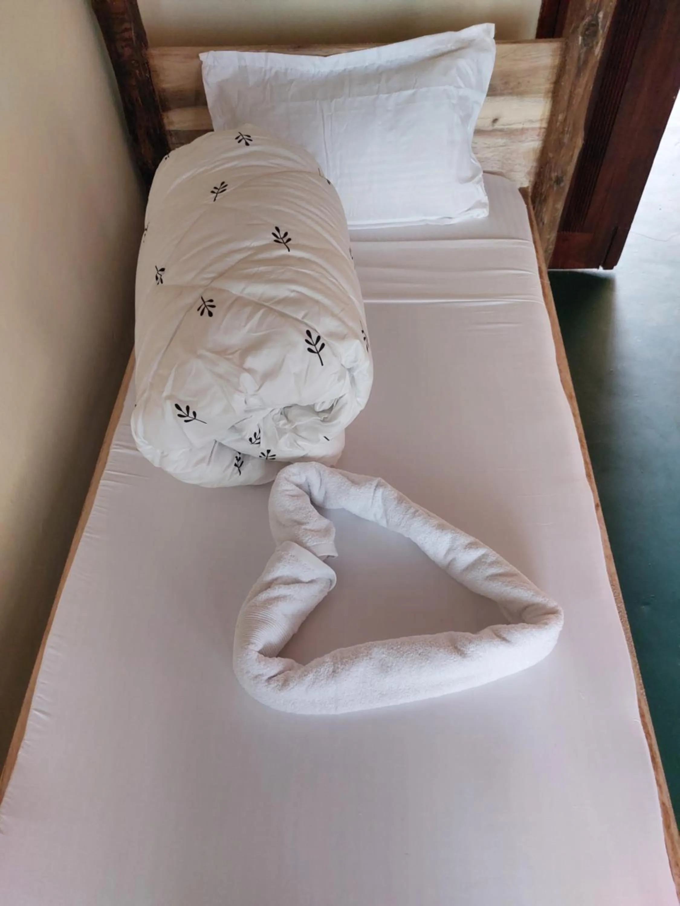 Bed in Hill View Garden Hotel