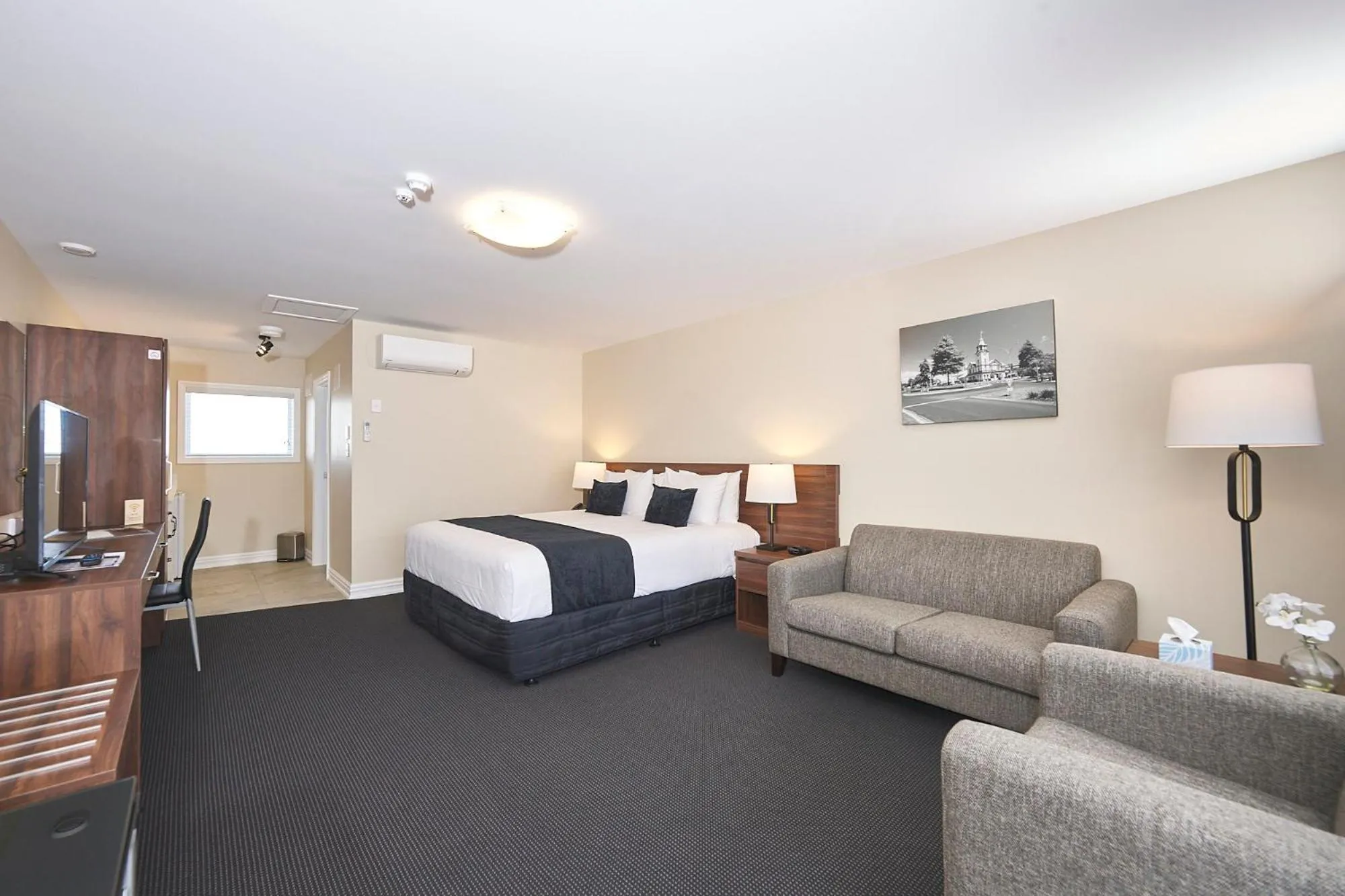 Photo of the whole room, Bed in Newina Rotorua