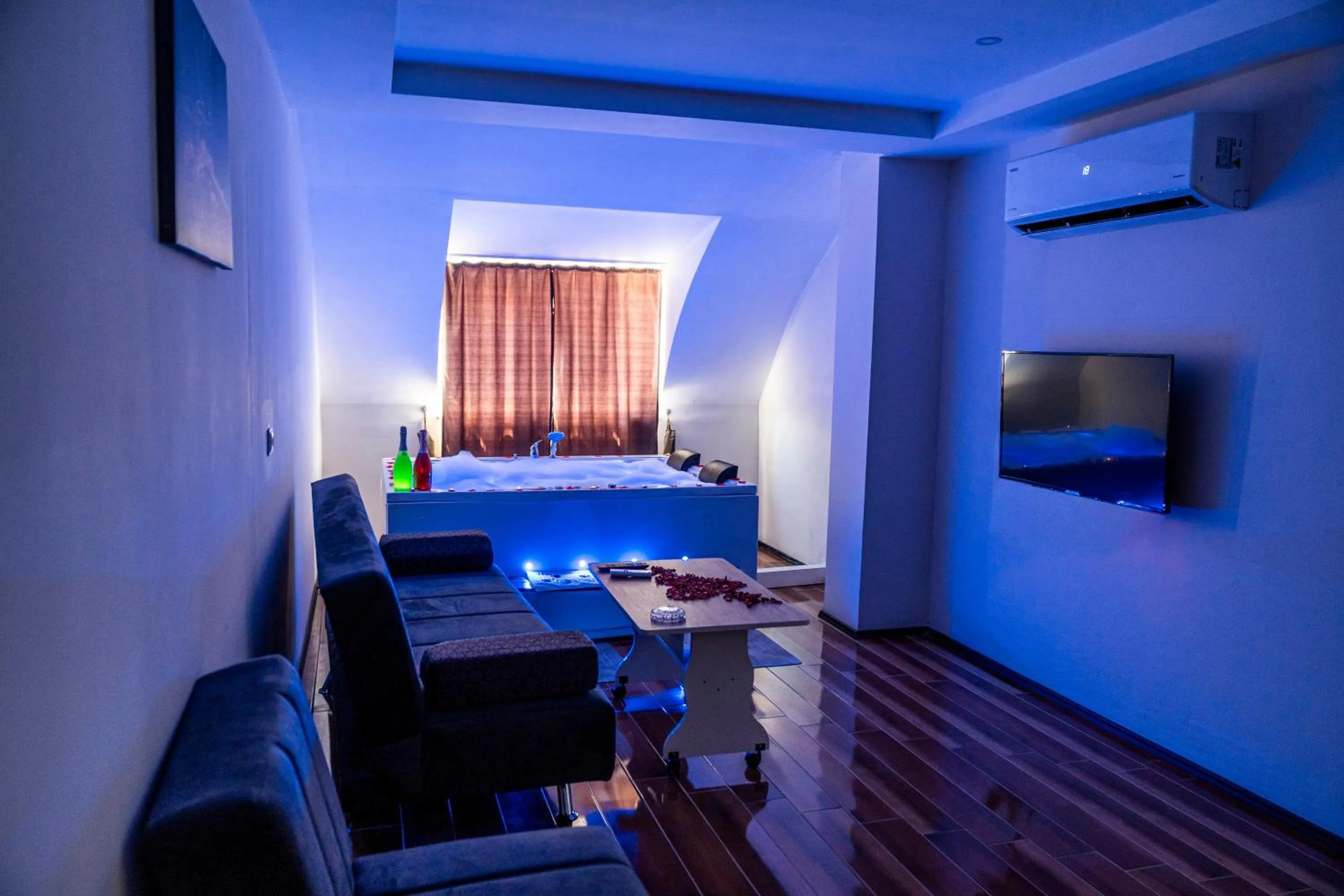 Seating area, Bed in AYYA SUİT HOTEL