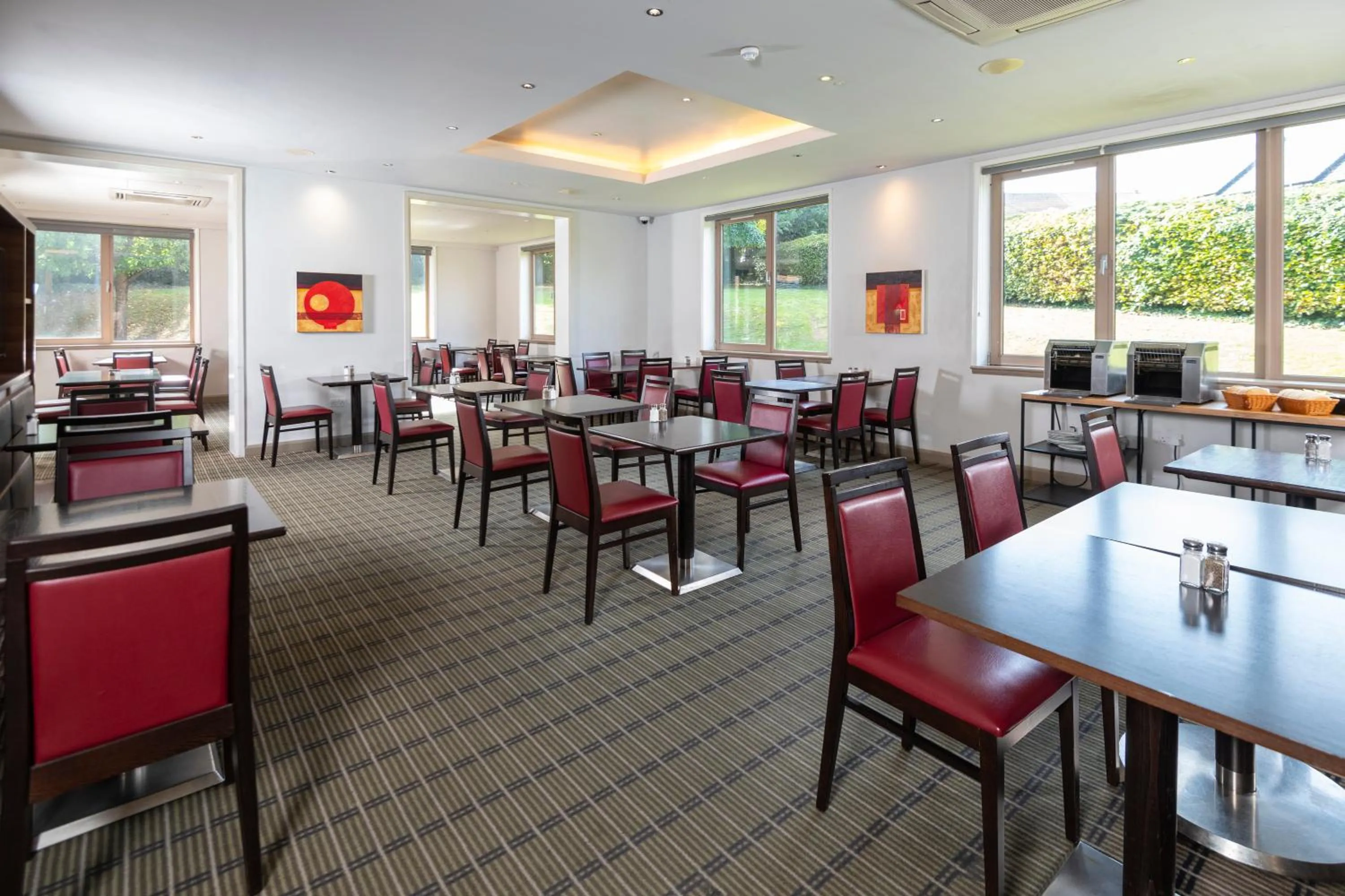 Dining area in Holiday Inn Express London - Dartford by IHG