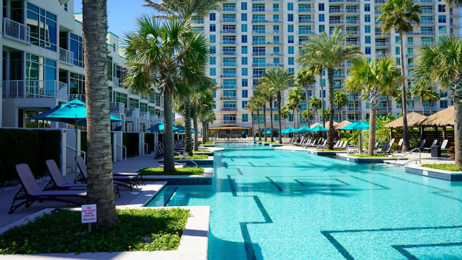 Swimming pool in Sapphire 1706