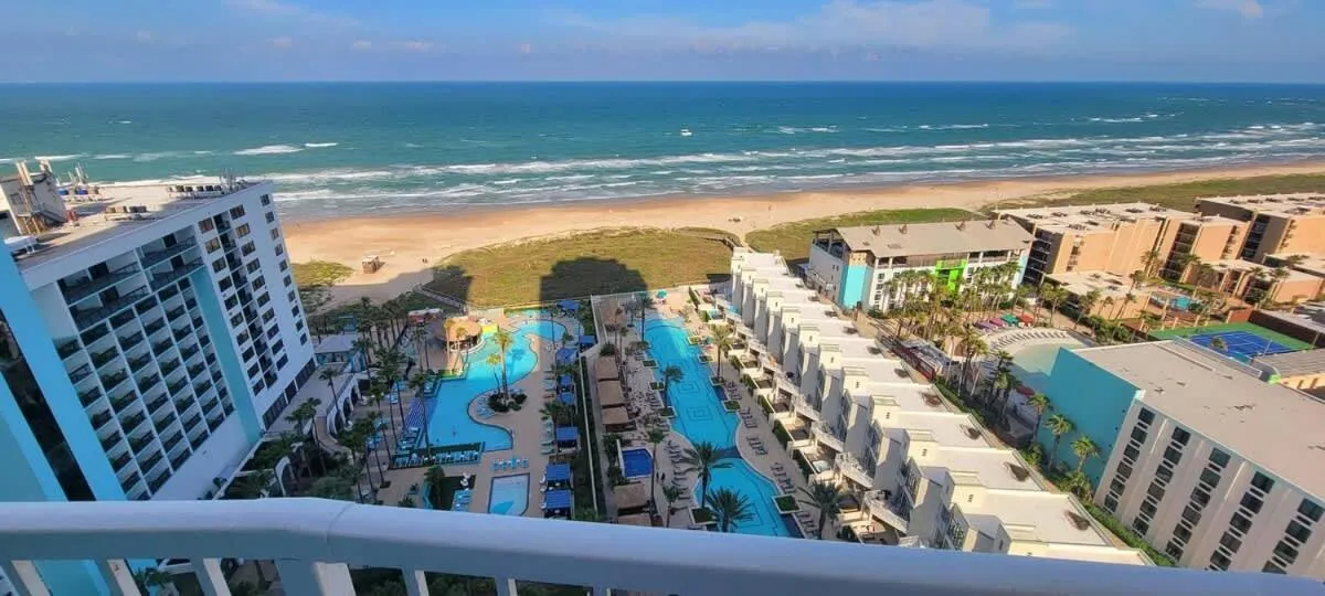 Swimming pool in Sapphire 1706