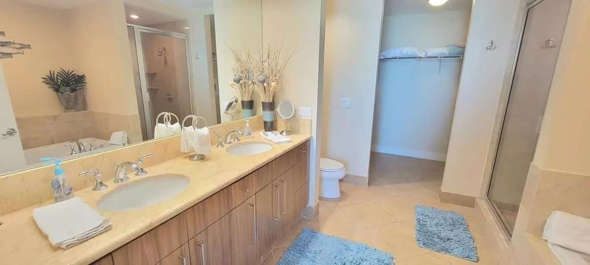 Bathroom in Sapphire 1706
