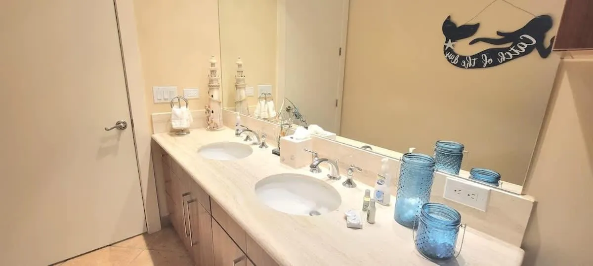 Photo of the whole room in Sapphire 1706