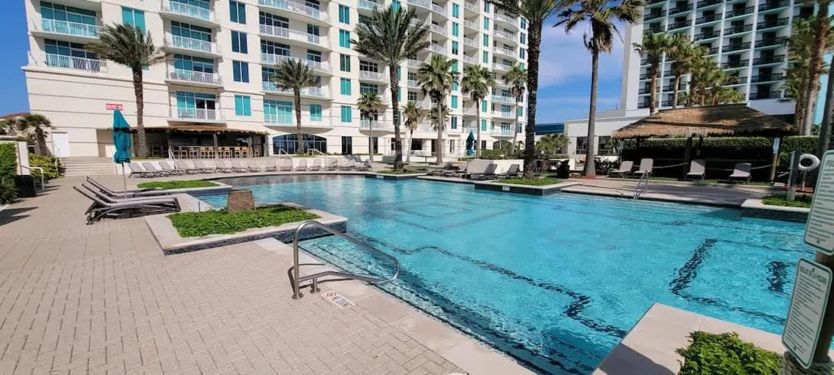 Swimming pool in Sapphire 1706